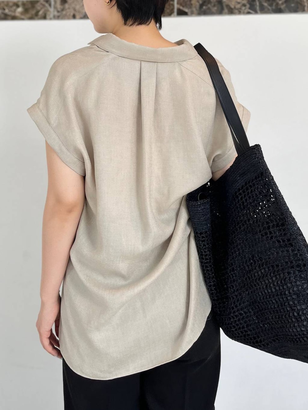 ベージュ系のシャツ/ブラウス、ブラック系のトートバッグ、ブラック系のサンダルを着用したレディースの春コーディネートの8枚目の写真