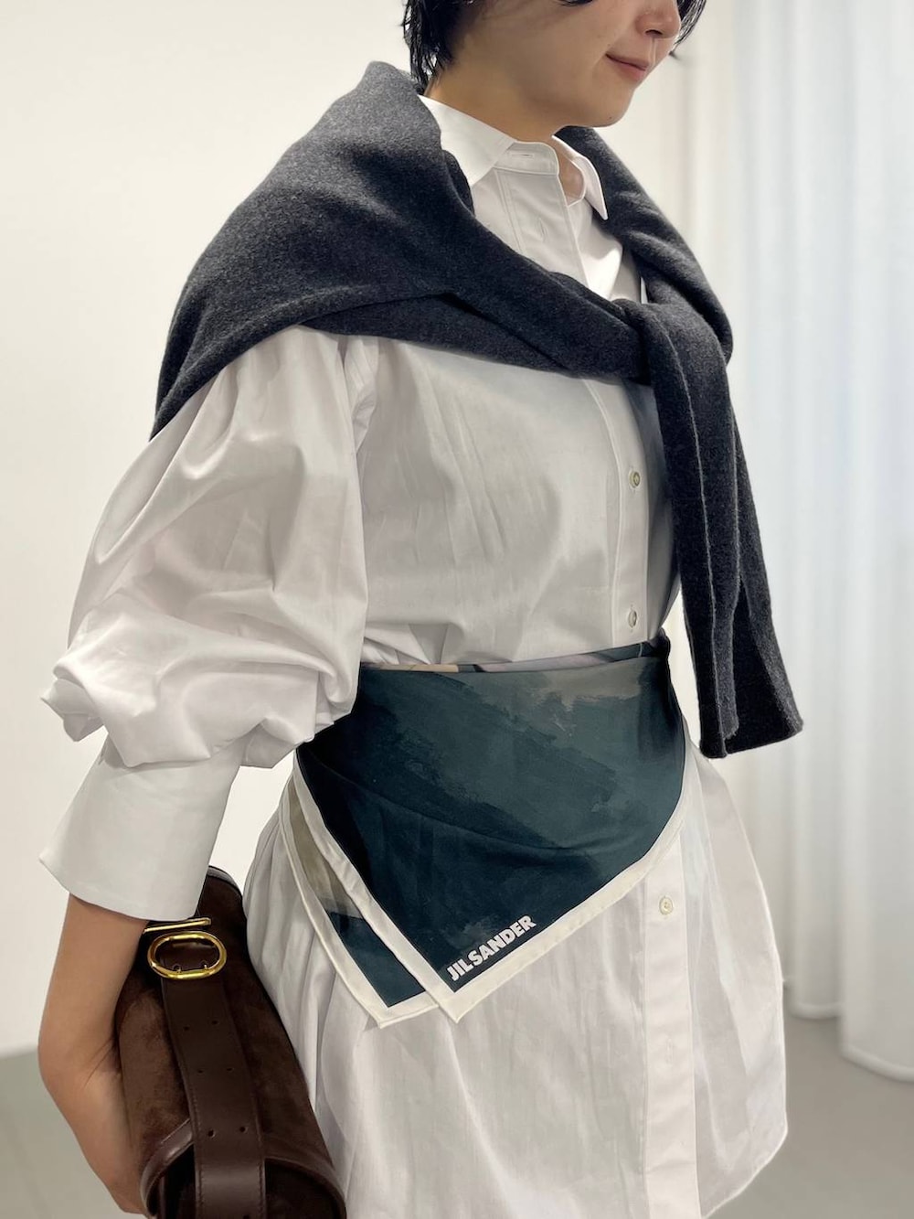 ホワイト系のシャツ/ブラウス、グレー系のその他パンツ、グレー系のストール/ショールを着用したレディースの秋コーディネートの4枚目の写真