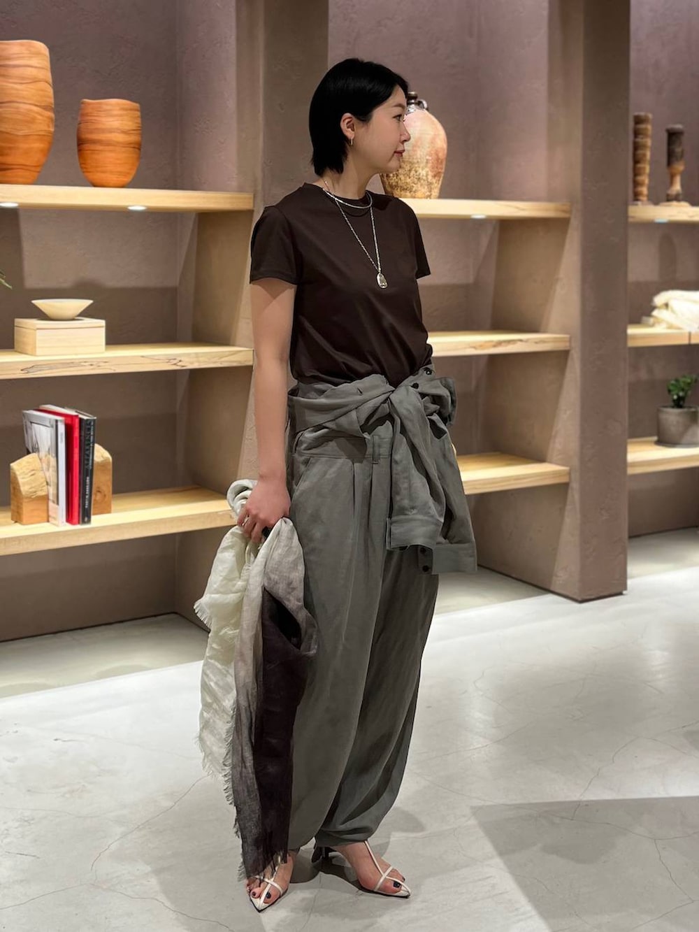 ブラウン系のTシャツ/カットソー、グリーン系のつなぎ/オールインワン、その他のストール/ショールを着用したレディースの春コーディネートの4枚目の写真