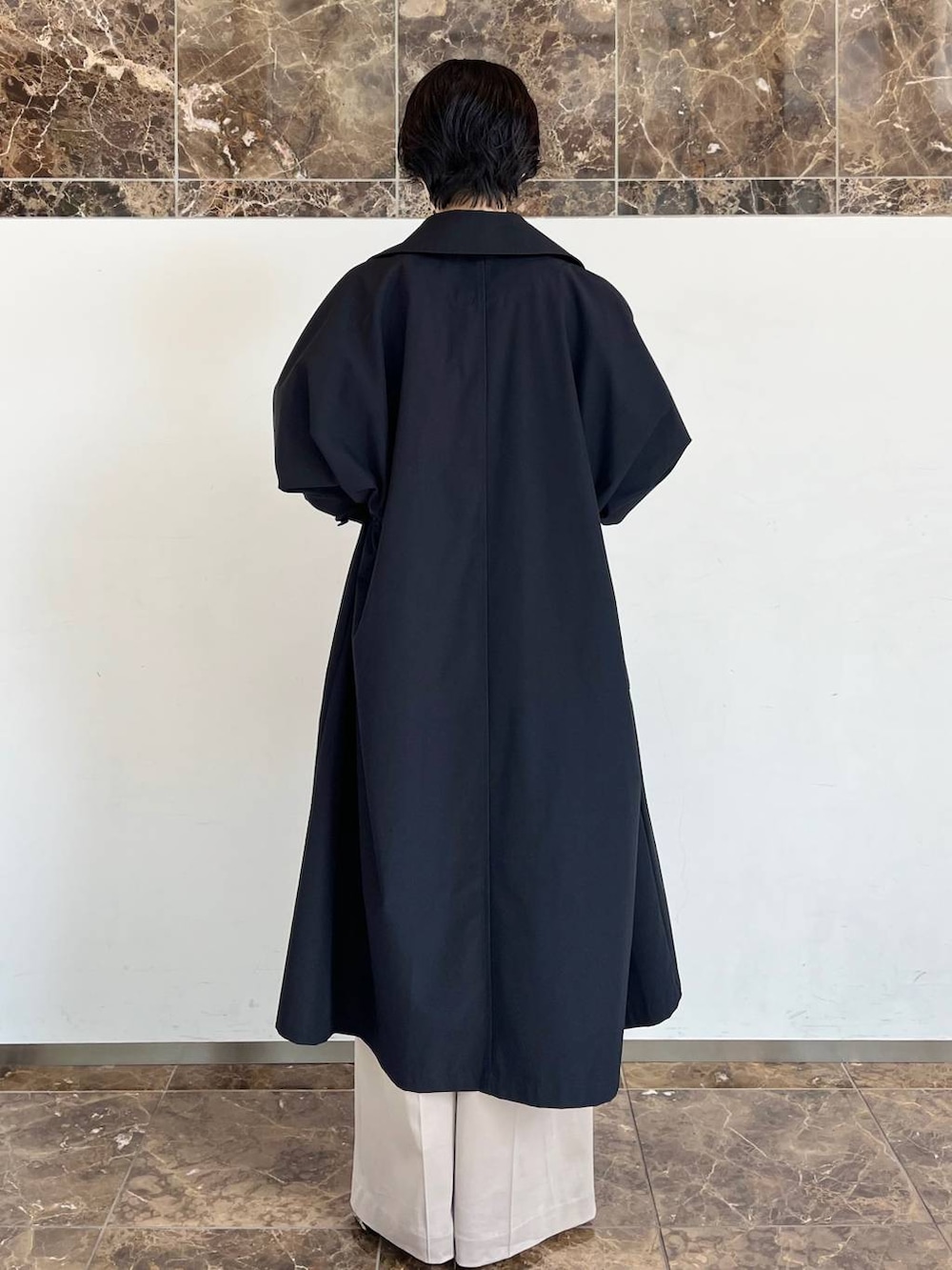 ブルー系のトレンチコート、ベージュ系のその他パンツ、ベージュ系のTシャツ/カットソーを着用したレディースの夏コーディネートの2枚目の写真