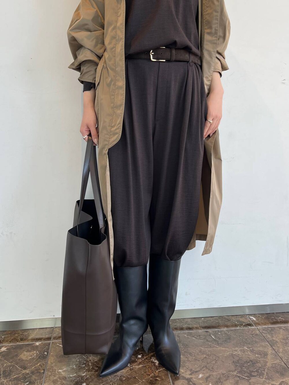 ブラウン系のその他パンツ、ブラウン系のTシャツ/カットソー、ブラウン系のベルトを着用したレディースの秋コーディネートの4枚目の写真