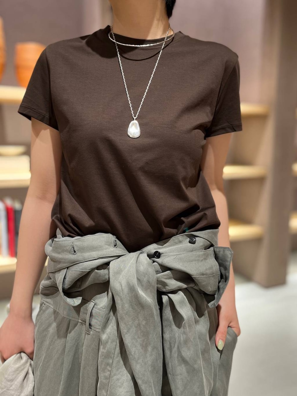 ブラウン系のTシャツ/カットソー、グリーン系のつなぎ/オールインワン、その他のストール/ショールを着用したレディースの春コーディネートの5枚目の写真