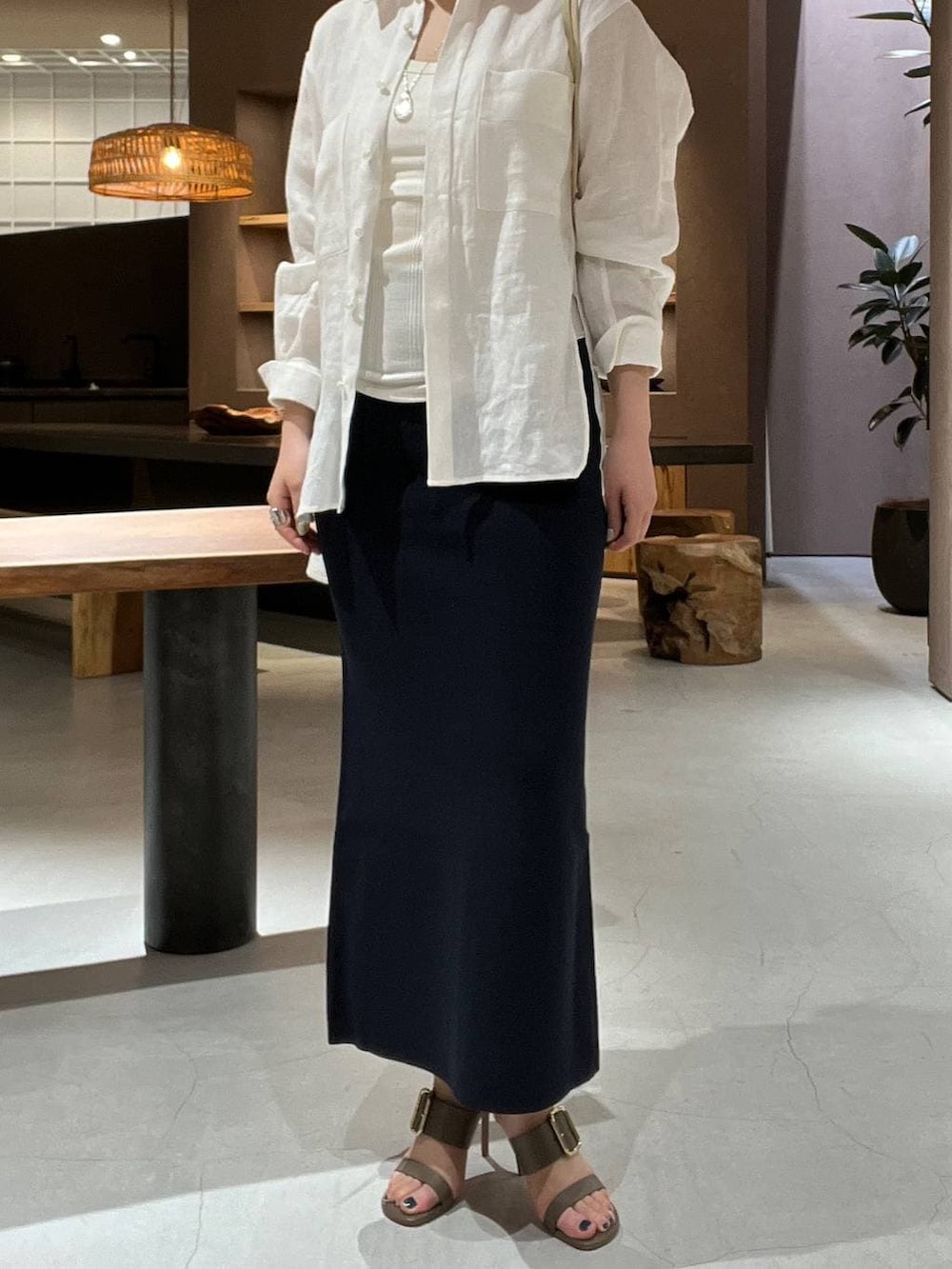 ホワイト系のシャツ/ブラウス、ホワイト系のタンクトップ、ブルー系のスカートを着用したレディースの春コーディネートの8枚目の写真