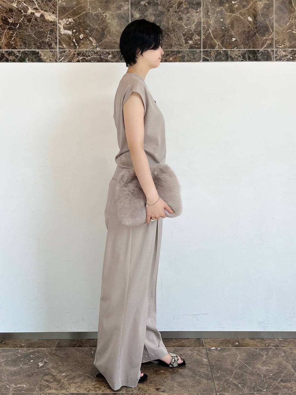 ブルー系のトレンチコート、ベージュ系のその他パンツ、ベージュ系のTシャツ/カットソーを着用したレディースの夏コーディネートの4枚目の写真