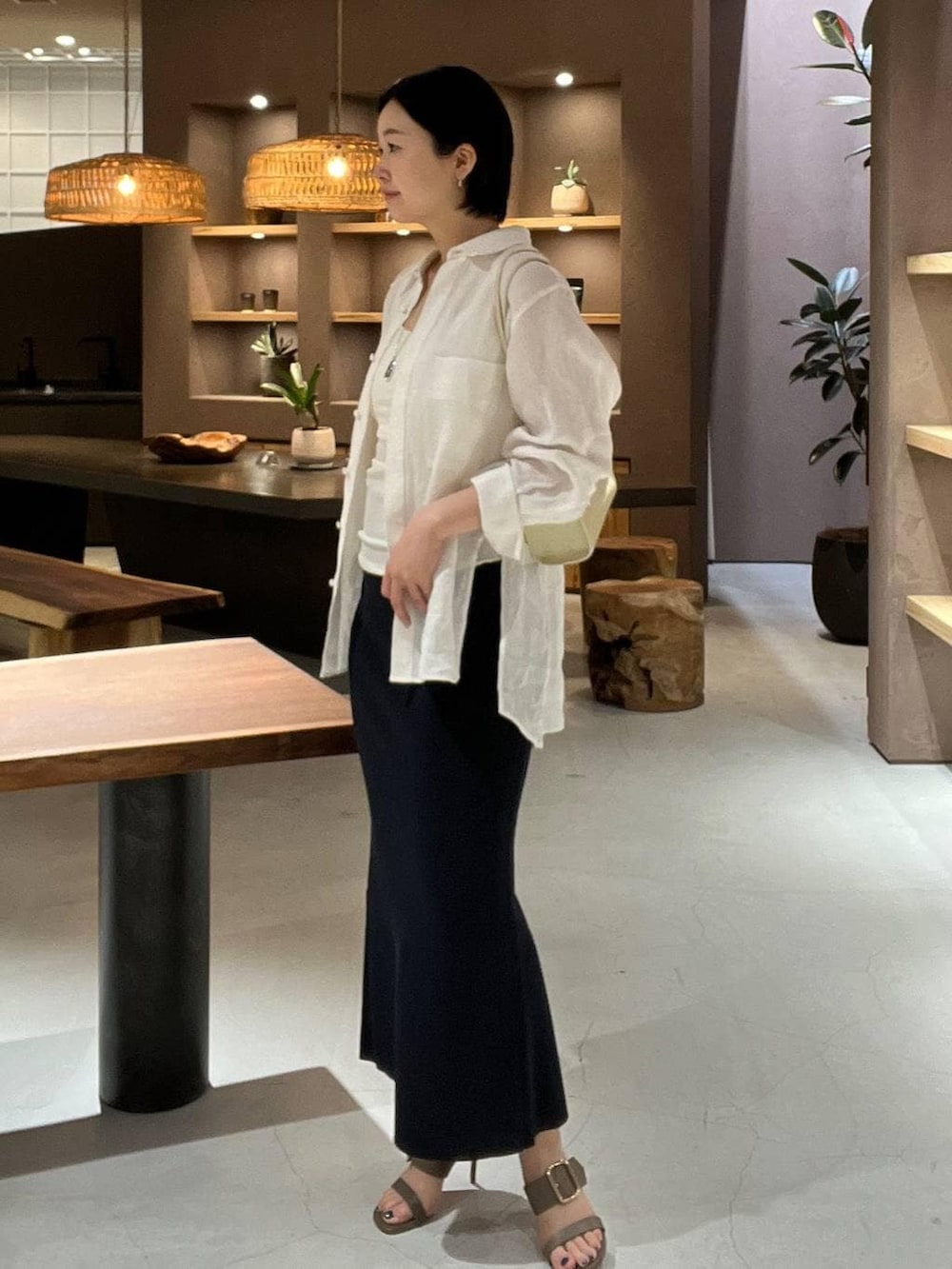 ホワイト系のシャツ/ブラウス、ホワイト系のタンクトップ、ブルー系のスカートを着用したレディースの春コーディネートの2枚目の写真