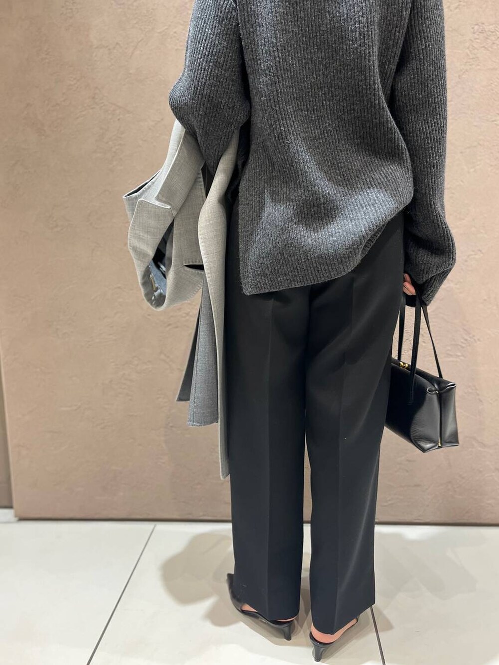 グレー系のその他アウター、グレー系のニット/セーター、ブラック系のスラックスを着用したレディースの秋コーディネートの8枚目の写真