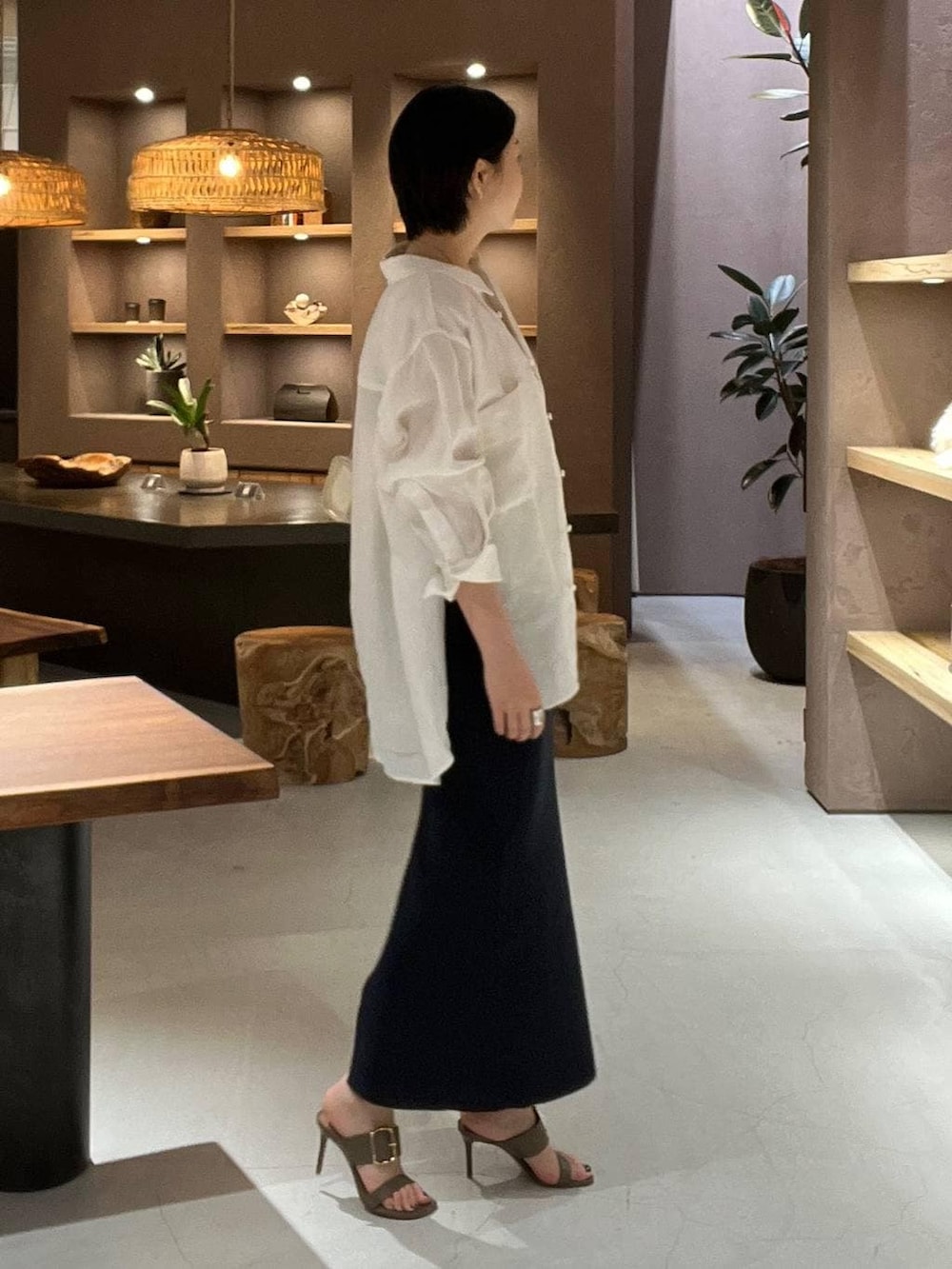 ホワイト系のシャツ/ブラウス、ホワイト系のタンクトップ、ブルー系のスカートを着用したレディースの春コーディネートの4枚目の写真