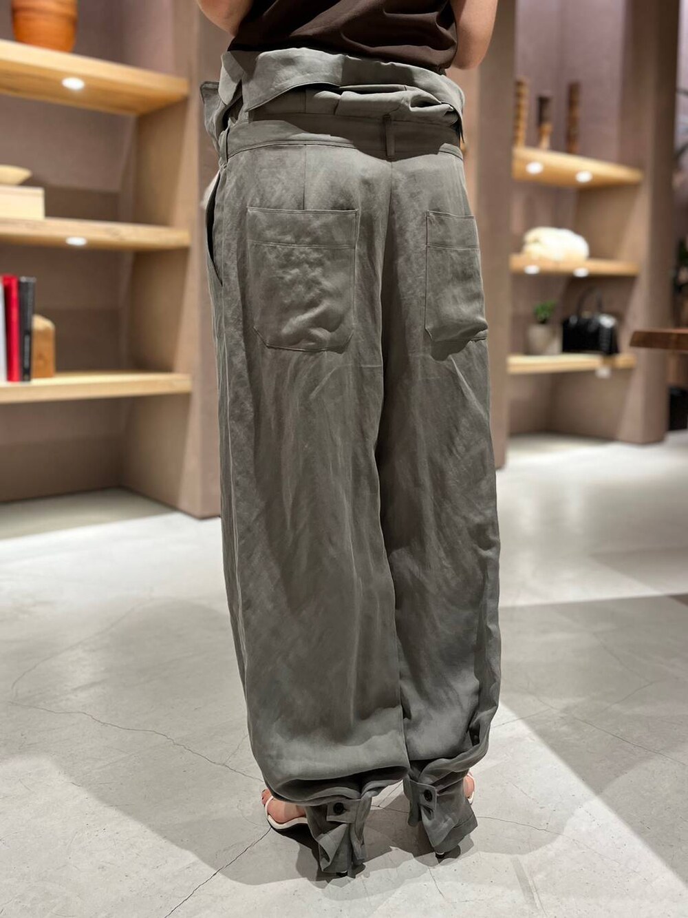 ブラウン系のTシャツ/カットソー、グリーン系のつなぎ/オールインワン、その他のストール/ショールを着用したレディースの春コーディネートの9枚目の写真