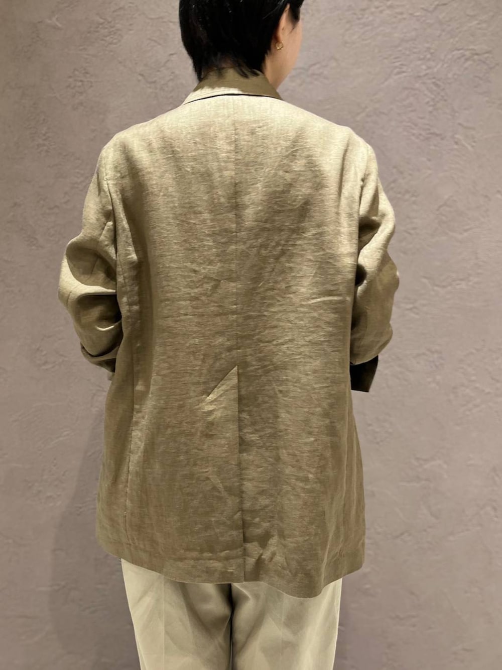 ホワイト系のTシャツ/カットソー、グリーン系のテーラードジャケット、ベージュ系のサロペット/オーバーオールを着用したレディースの春コーディネートの8枚目の写真