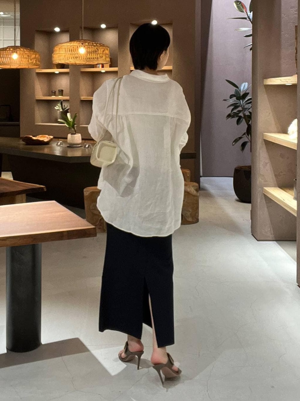 ホワイト系のシャツ/ブラウス、ホワイト系のタンクトップ、ブルー系のスカートを着用したレディースの春コーディネートの3枚目の写真