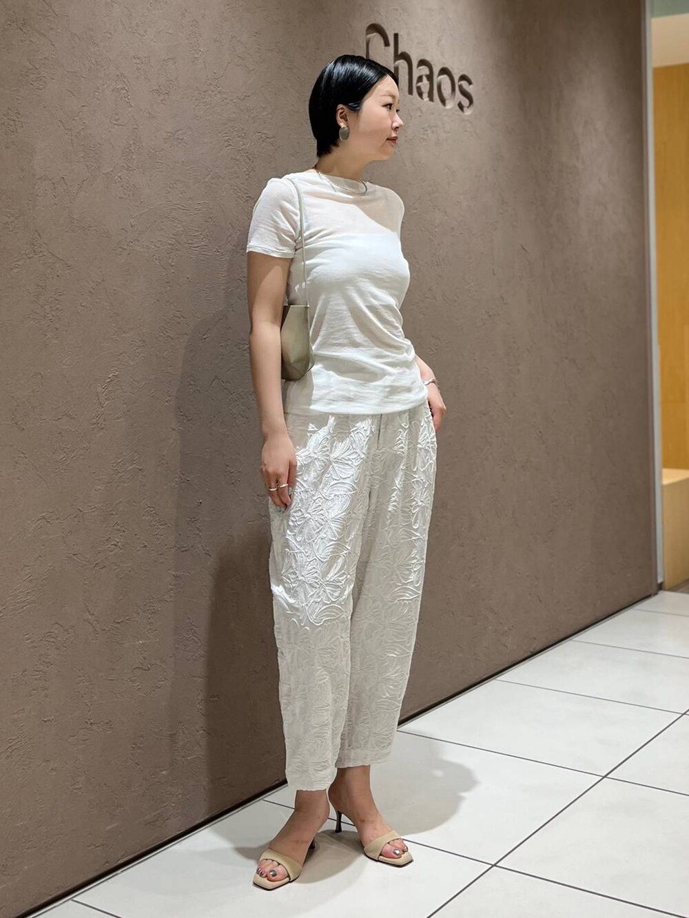 ホワイト系のチューブトップ、ホワイト系のTシャツ/カットソーを着用したレディースの春コーディネートの2枚目の写真