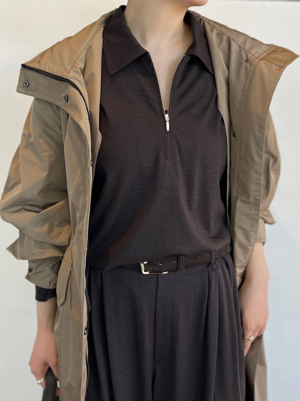 ブラウン系のその他パンツ、ブラウン系のTシャツ/カットソー、ブラウン系のベルトを着用したレディースの秋コーディネートの3枚目の写真