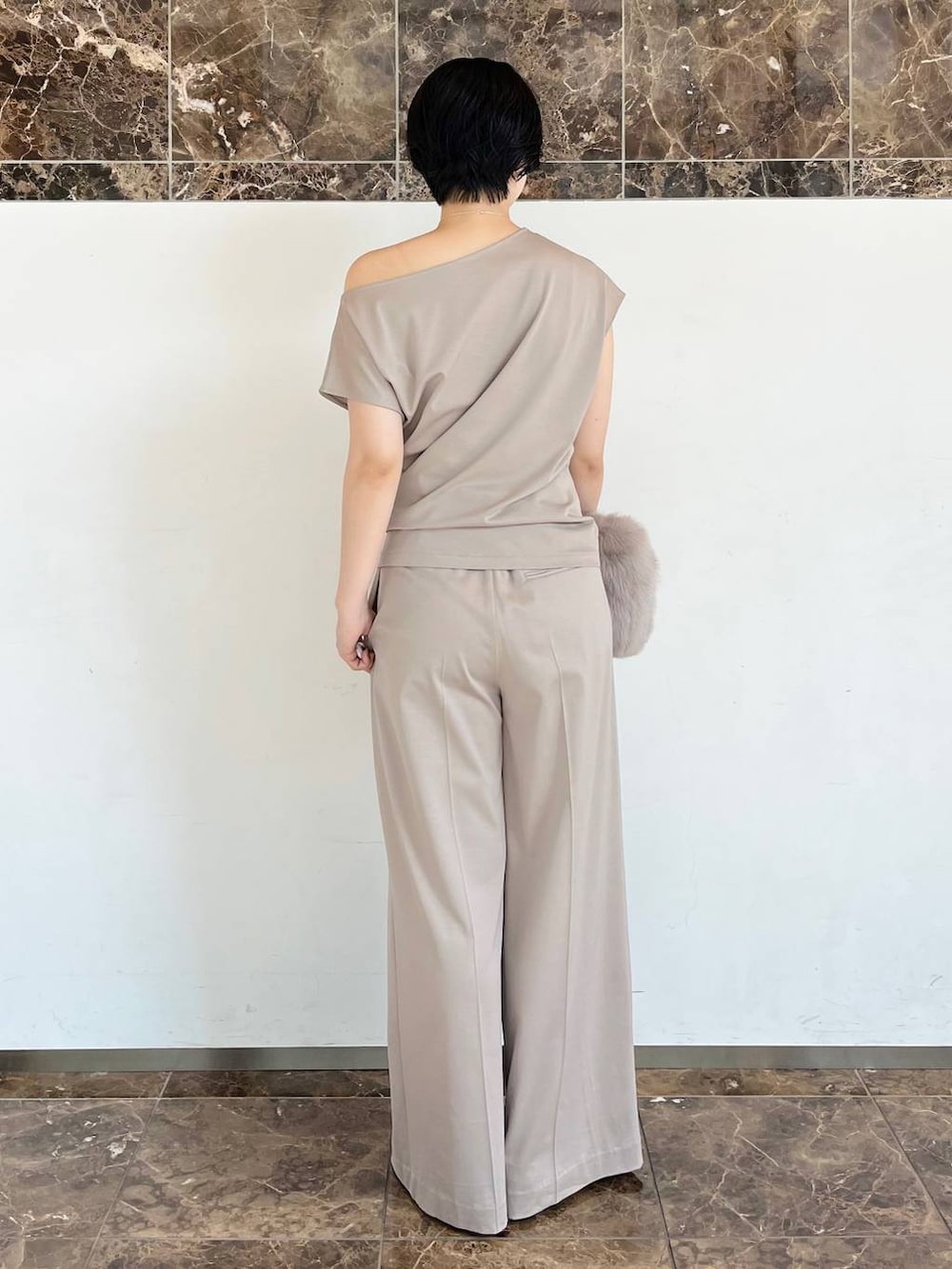 ブルー系のトレンチコート、ベージュ系のその他パンツ、ベージュ系のTシャツ/カットソーを着用したレディースの夏コーディネートの5枚目の写真