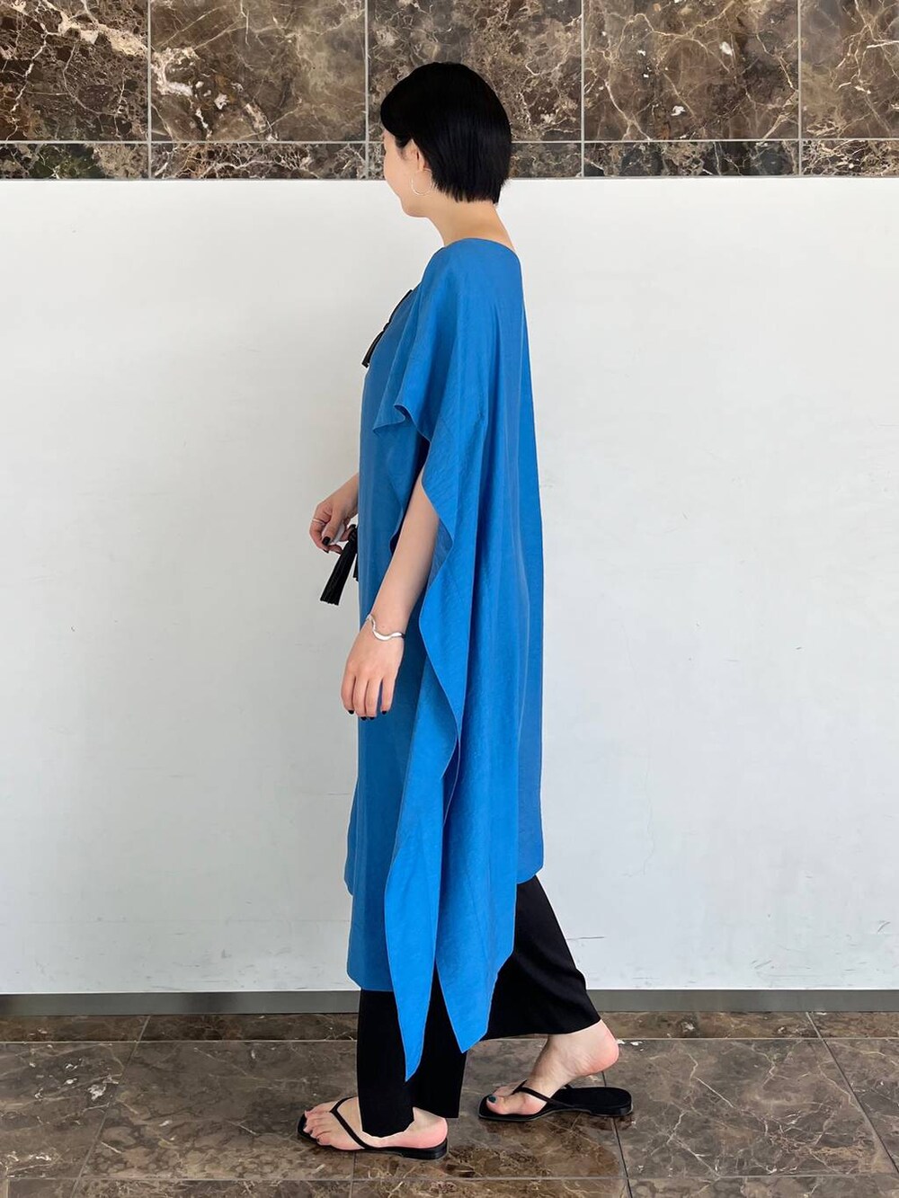 ブラック系のその他パンツ、ブラック系のサンダル、ブルー系のワンピースを着用したレディースの夏コーディネートの2枚目の写真