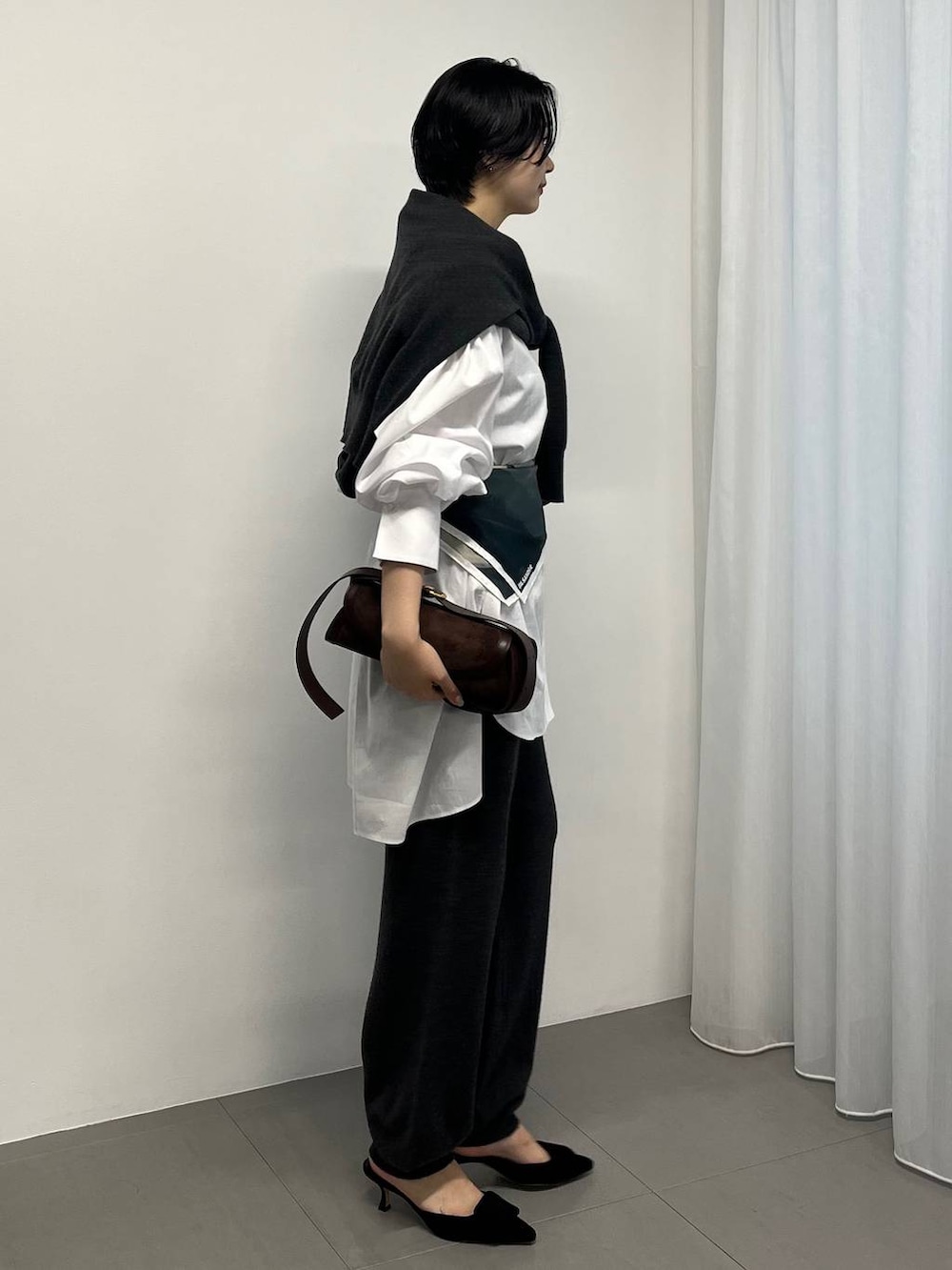 ホワイト系のシャツ/ブラウス、グレー系のその他パンツ、グレー系のストール/ショールを着用したレディースの秋コーディネートの2枚目の写真
