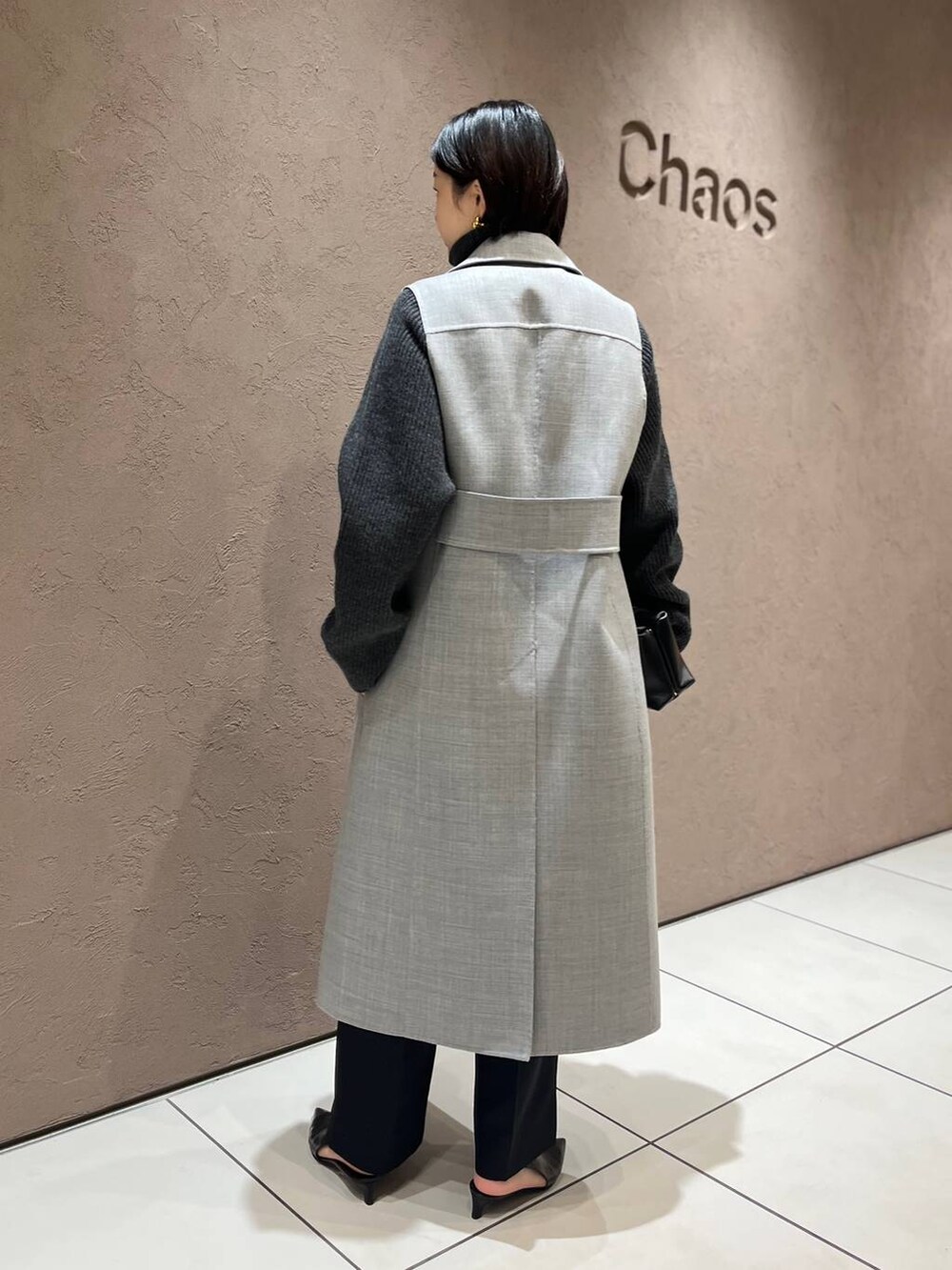 グレー系のその他アウター、グレー系のニット/セーター、ブラック系のスラックスを着用したレディースの秋コーディネートの4枚目の写真