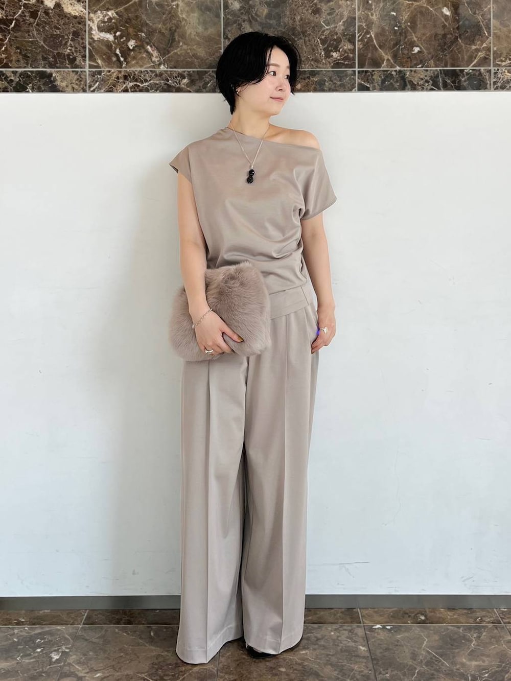 ブルー系のトレンチコート、ベージュ系のその他パンツ、ベージュ系のTシャツ/カットソーを着用したレディースの夏コーディネートの3枚目の写真