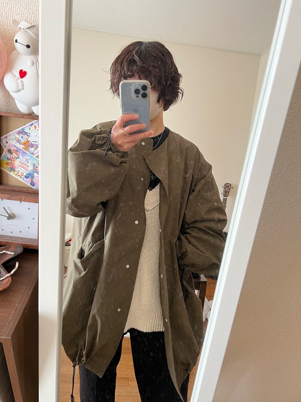 「カジュアル、おしゃれさんと繋がりたい、メンズライク、低身長、スニーカー、converse、カスタネ」｜「Kastaneのチルデンニットベスト（ベスト、ホワイト系）」を使った、sachieさん（レディース・152cm）の春コーディネートの2枚目の写真
