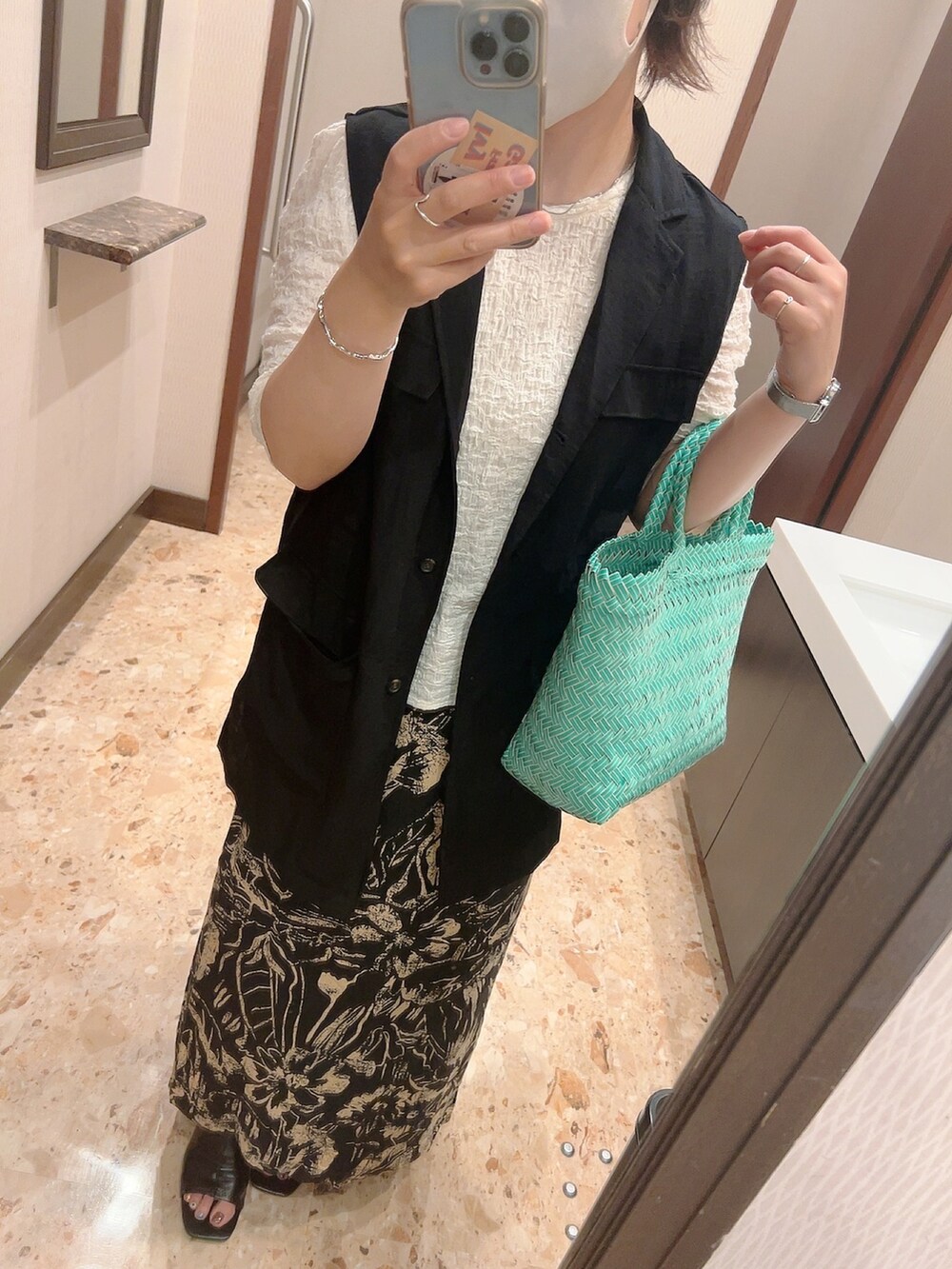 「夏コーデ、大人コーデ、ootd、低身長コーデ、ジレ、オトナカジュアル、Kastane」｜「Kastaneのバティック柄Iラインスカート（スカート、ブラック系）」を使った、sachieさん（レディース・152cm）の夏コーディネートの2枚目の写真