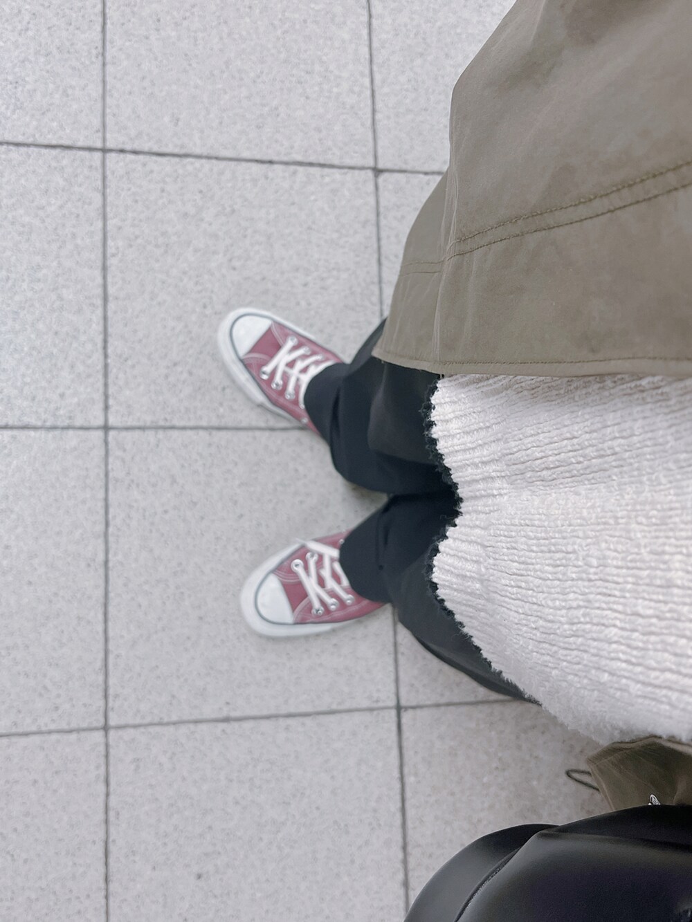 「カジュアル、おしゃれさんと繋がりたい、メンズライク、低身長、スニーカー、converse、カスタネ」｜「Kastaneのチルデンニットベスト（ベスト、ホワイト系）」を使った、sachieさん（レディース・152cm）の春コーディネートの3枚目の写真