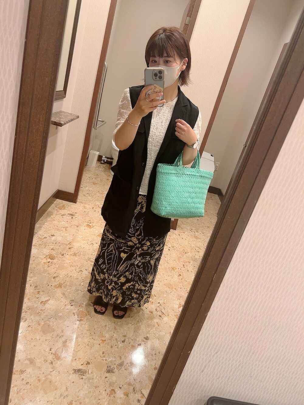 「夏コーデ、大人コーデ、ootd、低身長コーデ、ジレ、オトナカジュアル、Kastane」｜「Kastaneのバティック柄Iラインスカート（スカート、ブラック系）」を使った、sachieさん（レディース・152cm）の夏コーディネートの3枚目の写真