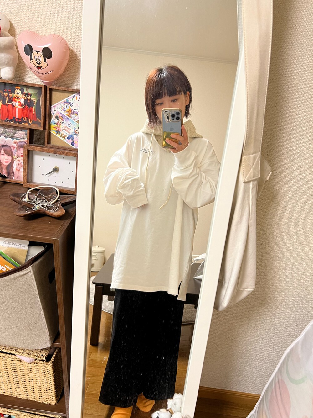 「秋コーデ、ロンT、大人カジュアル、今日のコーデ、おしゃれさんと繋がりたい、低身長女子、Kastane、バラクラバ、ワンピ着回し」｜「Kastaneの【UNISEX】SIXSENCE FLOWERロンT（Tシャツ/カットソー、ホワイト系）」を使った、sachieさん（レディース・152cm）の秋コーディネートの2枚目の写真