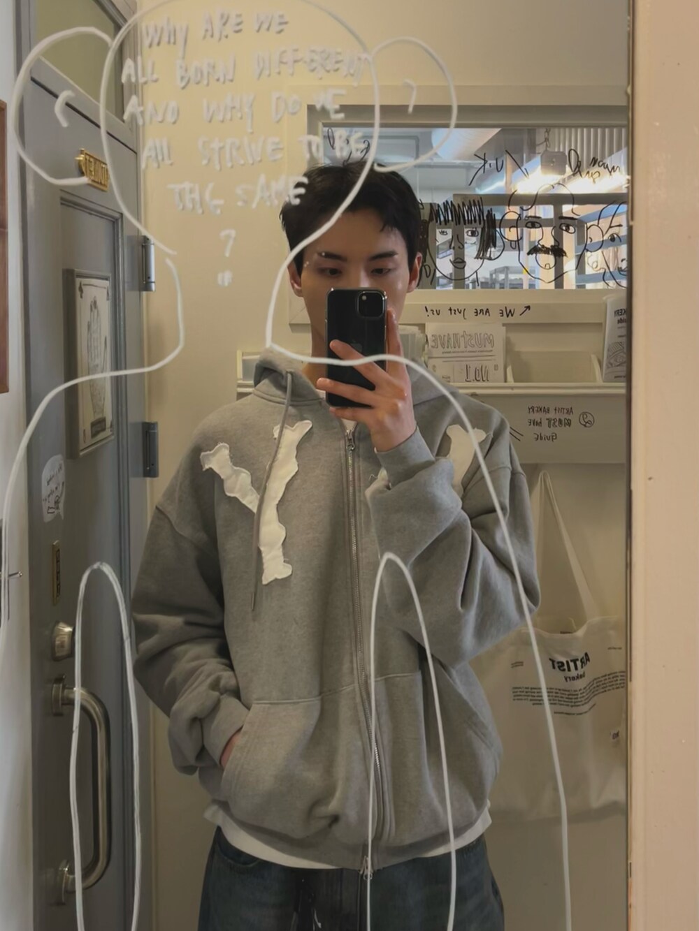 イエロー系のスニーカーを着用したメンズの春コーディネートの2枚目の写真