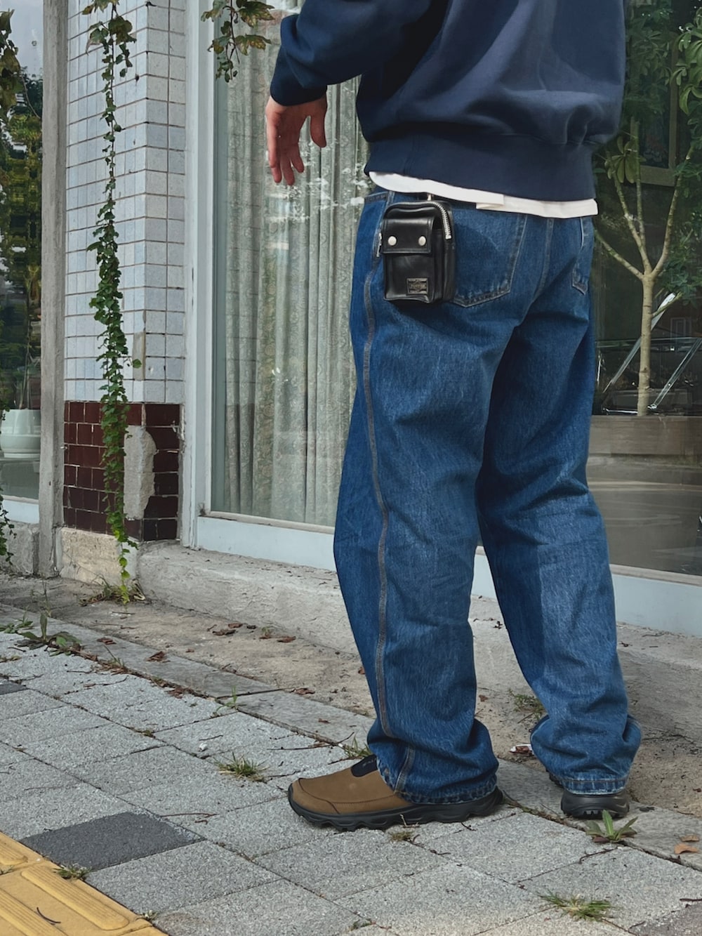 ブルー系のデニムパンツを着用したメンズの秋コーディネートの2枚目の写真