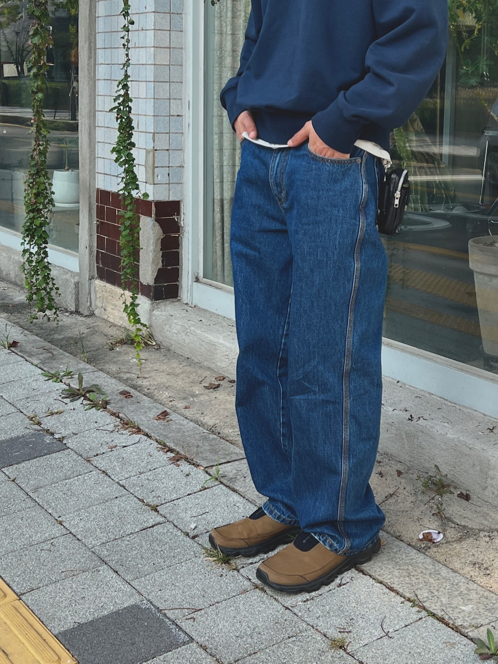 ブルー系のデニムパンツを着用したメンズの秋コーディネートの3枚目の写真