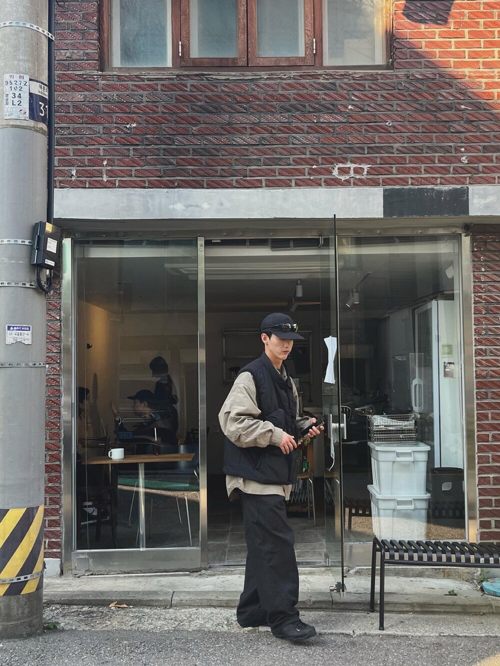 ブラック系のサングラスを着用したメンズの冬コーディネートの3枚目の写真