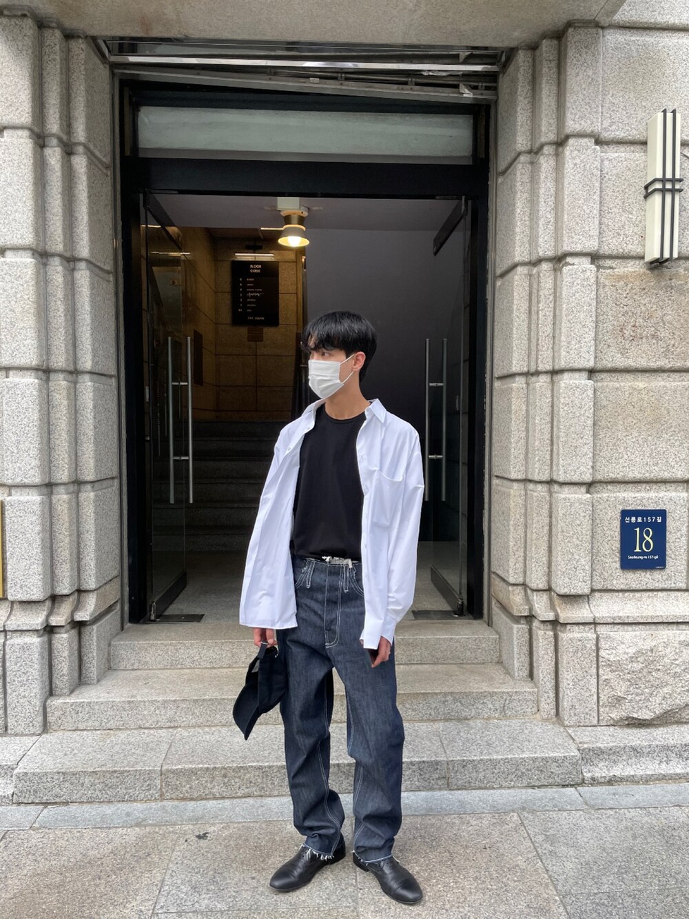 ブルー系のデニムパンツ、ブラック系のモカシン/デッキシューズを着用したメンズの冬コーディネートの2枚目の写真