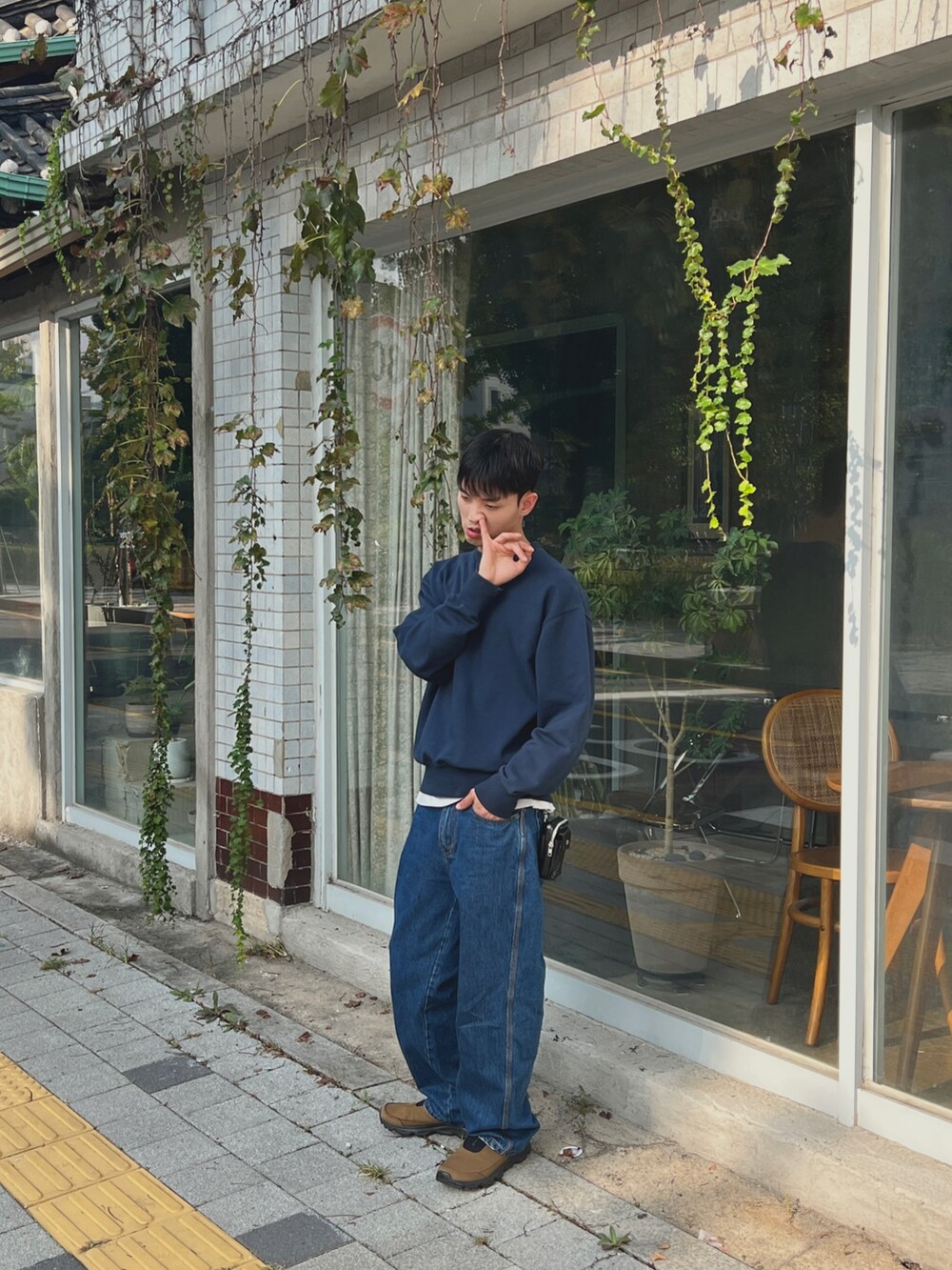 ブルー系のデニムパンツを着用したメンズの秋コーディネートの5枚目の写真