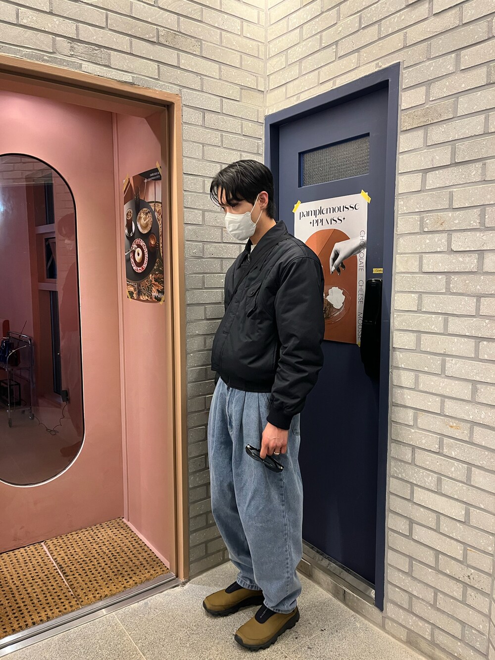 ブラウン系のスニーカーを着用したメンズの冬コーディネートの2枚目の写真