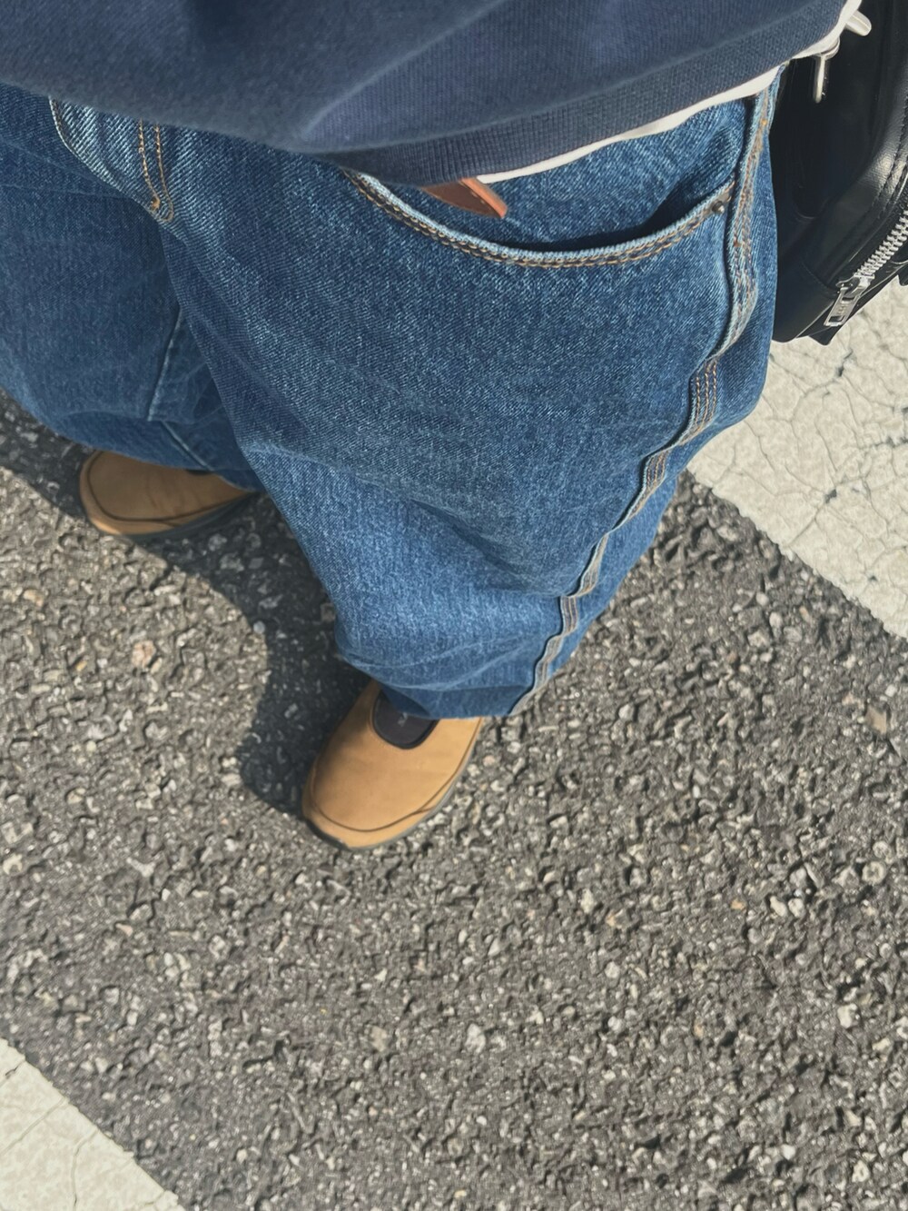 ブルー系のデニムパンツを着用したメンズの秋コーディネートの4枚目の写真