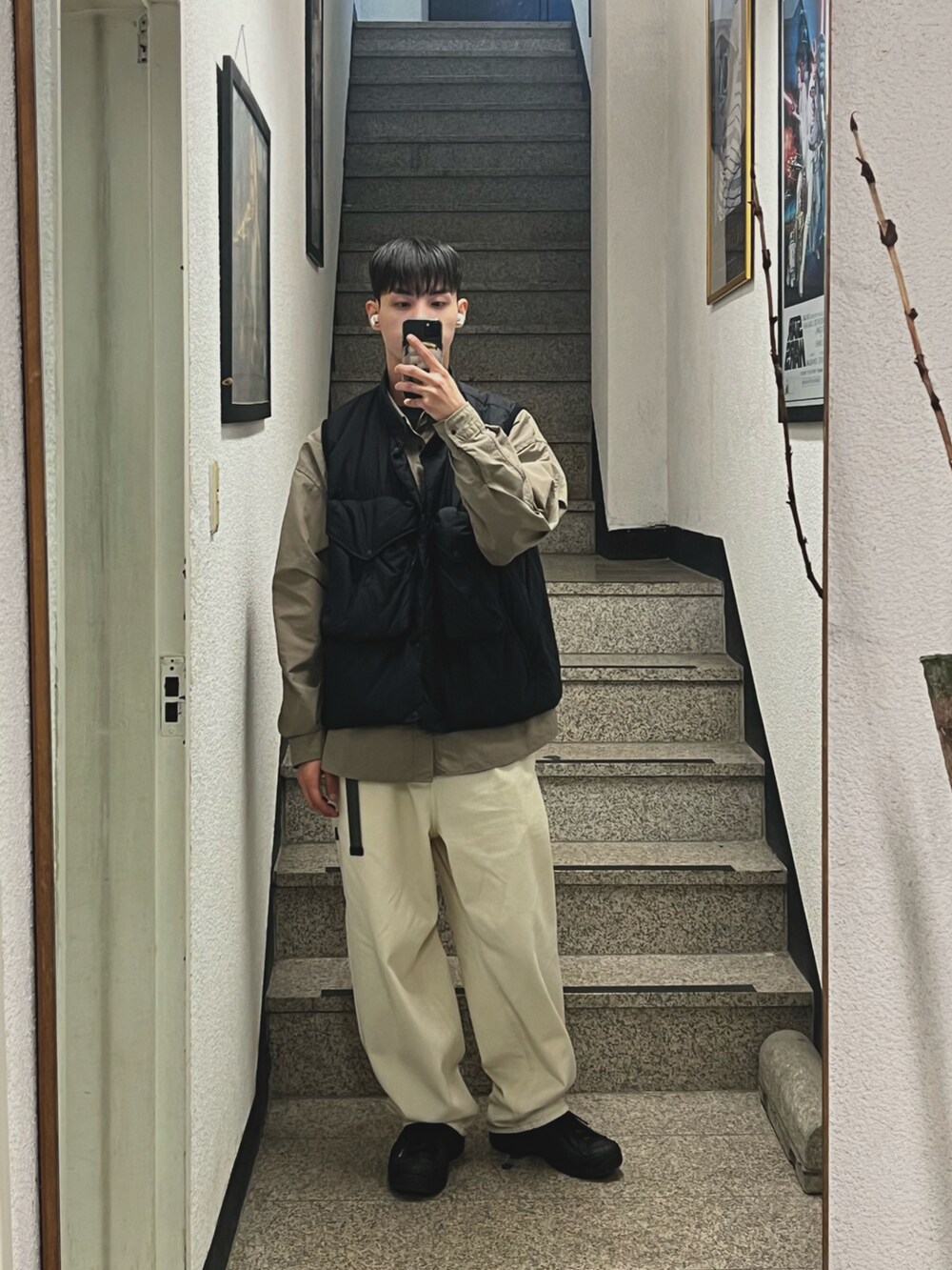 ブラック系のサングラスを着用したメンズの冬コーディネートの2枚目の写真