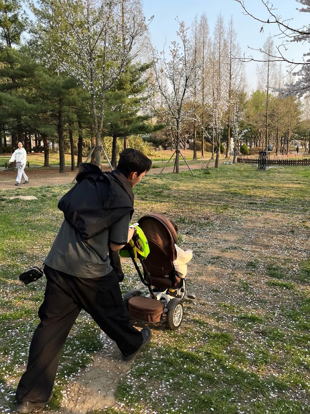 ブラック系のスニーカー、ブラック系のスニーカーを着用したメンズの冬コーディネートの4枚目の写真