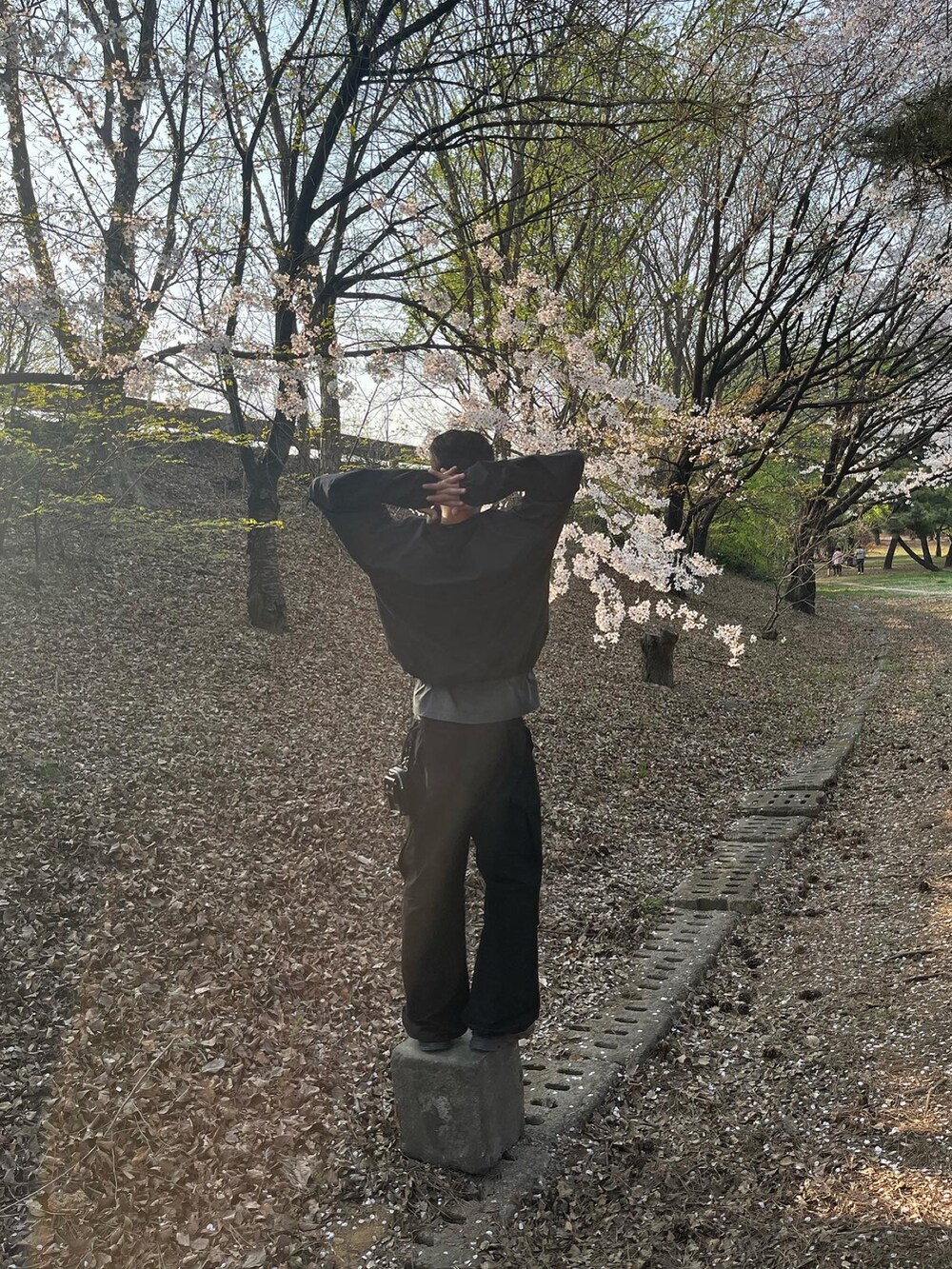 ブラック系のスニーカー、ブラック系のスニーカーを着用したメンズの冬コーディネートの3枚目の写真