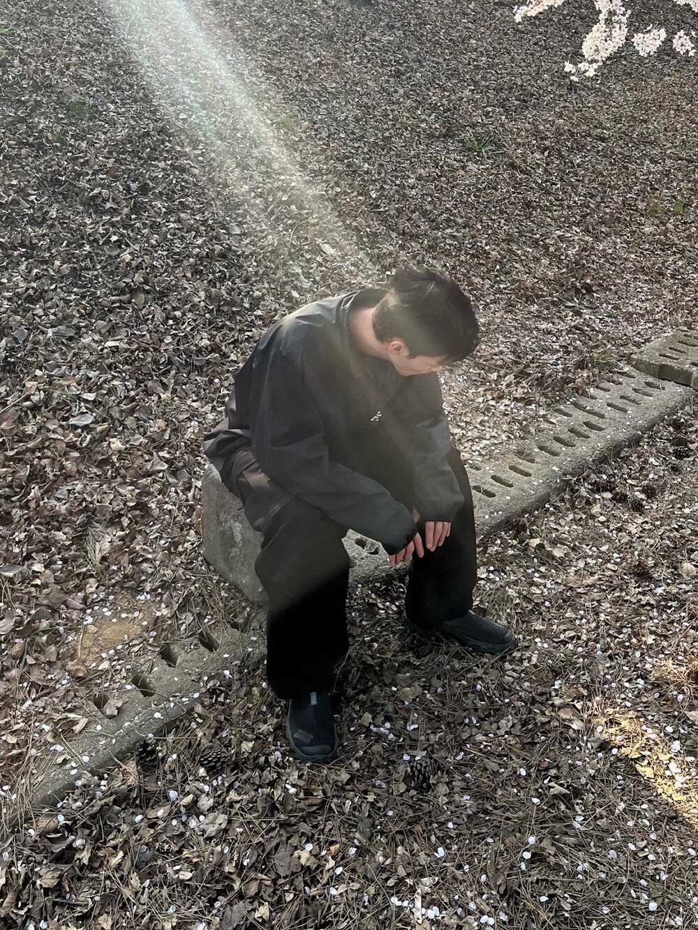 ブラック系のスニーカー、ブラック系のスニーカーを着用したメンズの冬コーディネートの2枚目の写真