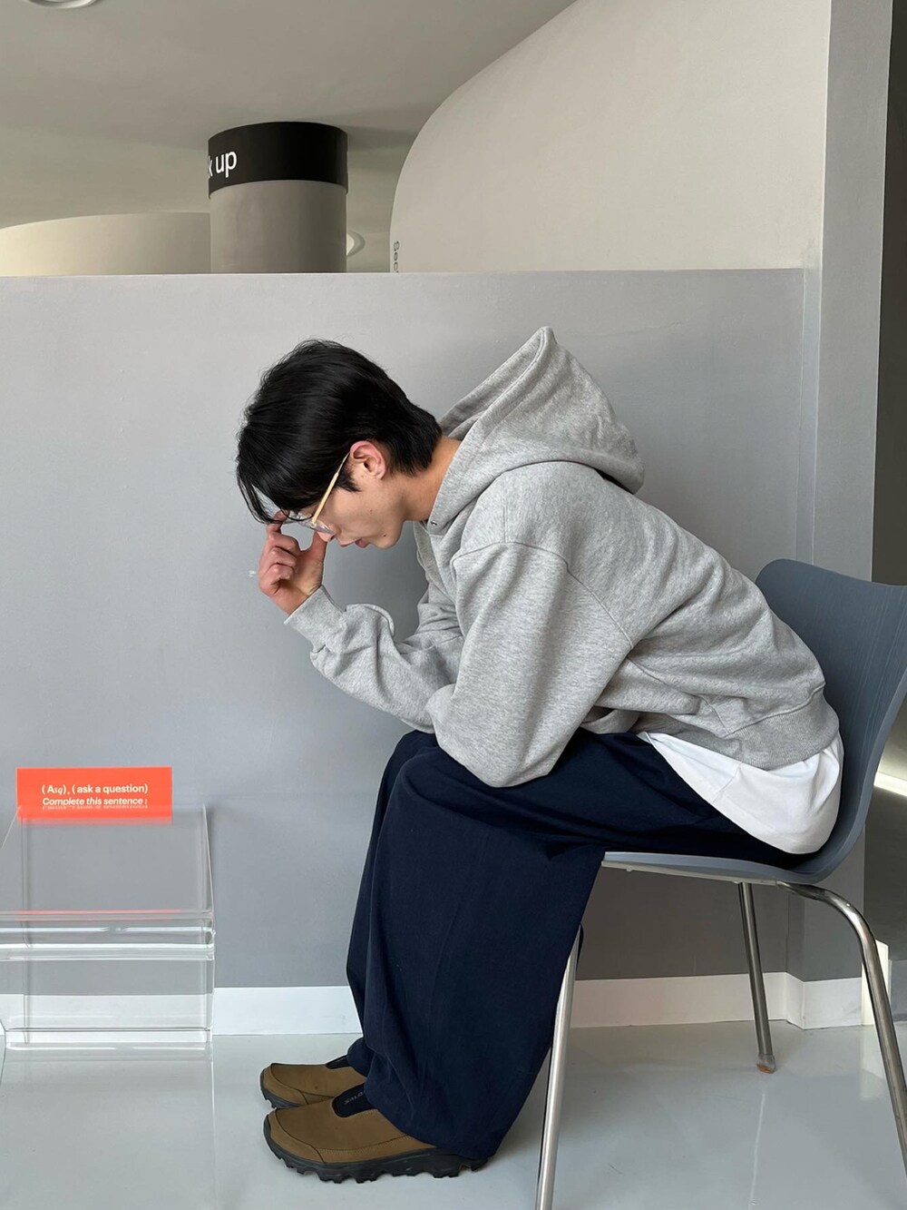 ブラウン系のスニーカーを着用したメンズの冬コーディネートの2枚目の写真