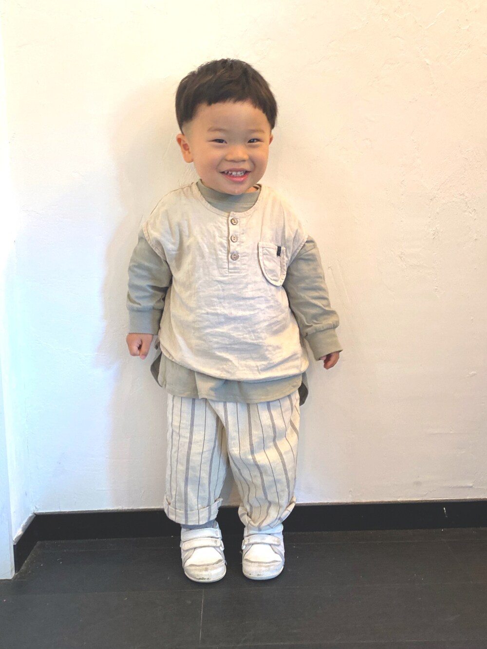 ベージュ系のTシャツ/カットソー、グリーン系のその他パンツ、ベージュ系のその他トップスを着用したキッズの春コーディネートの2枚目の写真