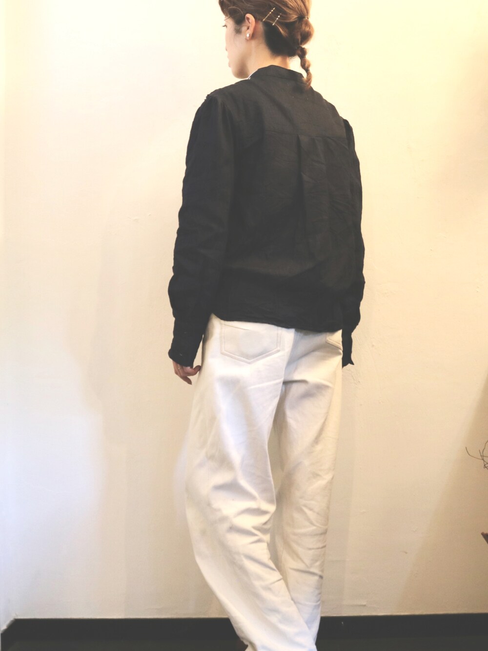 ブルー系のシャツ/ブラウス、ホワイト系のデニムパンツ、ホワイト系のローファーを着用したレディースの春コーディネートの2枚目の写真