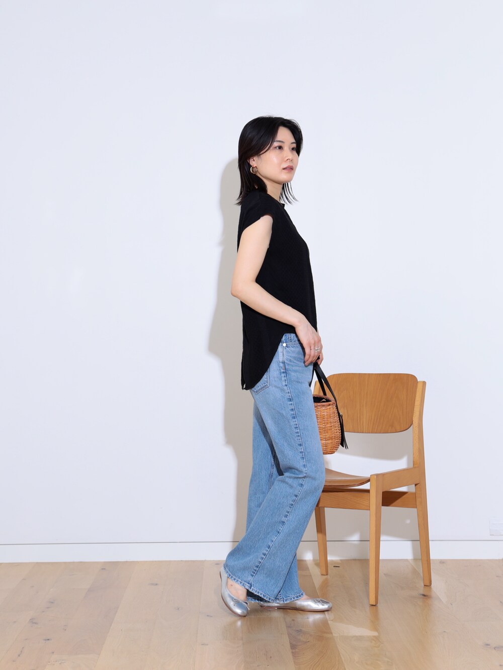 「きれいめカジュアル、さらっと晴れやかスナップ、夏コーデ、ノースリーブ、フレンチスリーブ、デニム、デニムパンツ、デニムコーデ、バレエシューズ、かごバッグ、大人コーデ、オトナ女子、ラフコーデ、トレンド、いいね、save、フォローお願いします🤑」｜「BEAMS HEARTのBEAMS HEART /カットジャカード ノースリーブ プルオーバー（Tシャツ/カットソー、ブラック系）」を使った、kanakoさん（レディース・165cm）の夏コーディネートの3枚目の写真