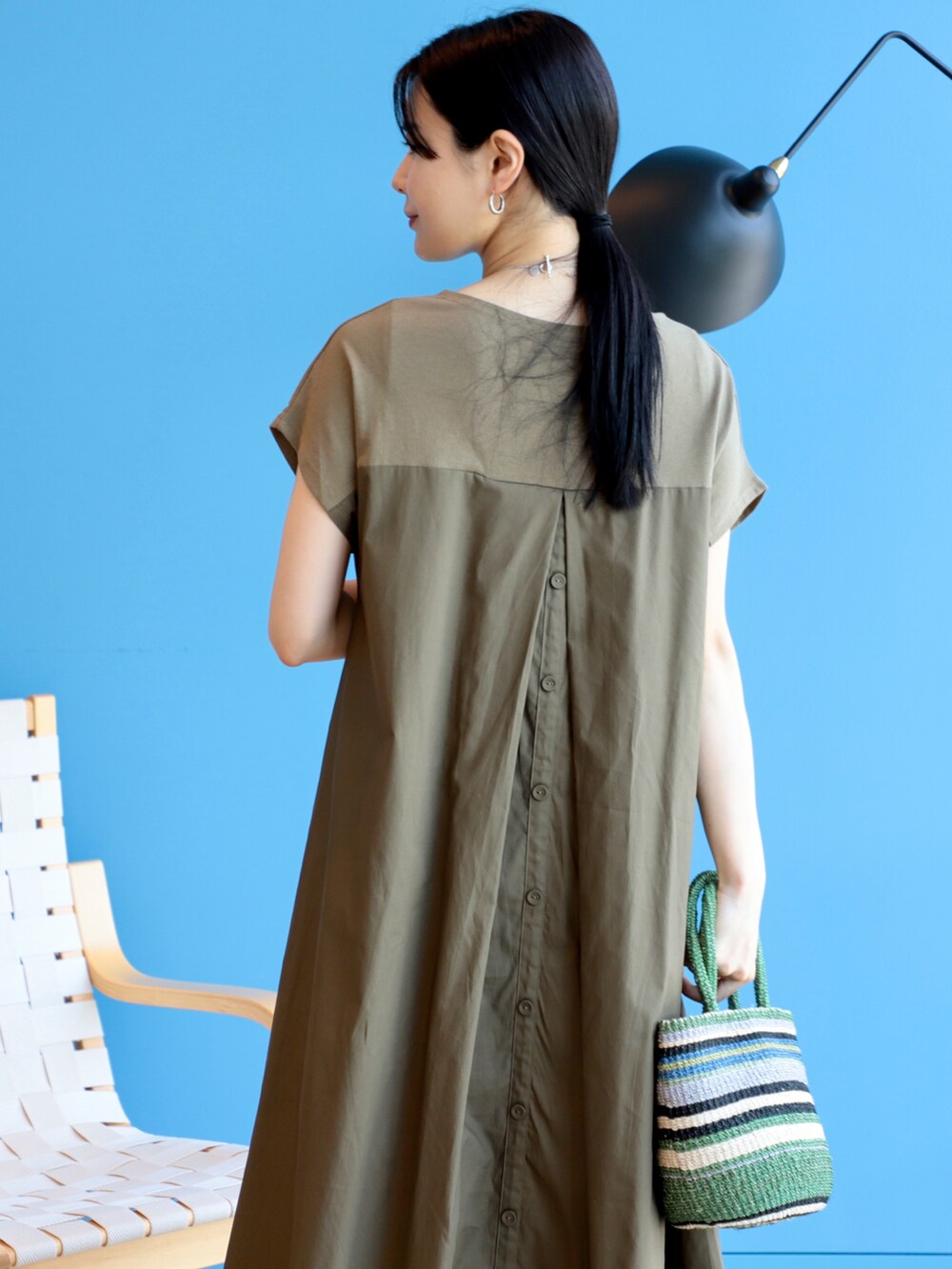 グリーン系のワンピースを着用したレディースの夏コーディネートの2枚目の写真