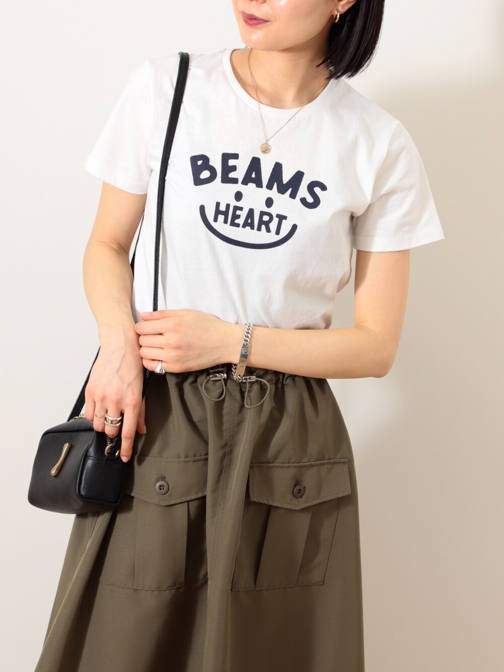 「プリントT、Tシャツ、夏コーデ、かごバッグ、バレエシューズ、カーゴスカート、ロングスカート、大人カジュアル、大人かわいい、カジュアルコーデ、春夏コーデ、いいね、save、フォローお願いします🤑、シンプルコーデ、ゆるコーデ、トレンド」｜「BEAMS HEARTのBEAMS HEART / スマイル ロゴTシャツ＜WOMEN＞（Tシャツ/カットソー、ホワイト系）」を使った、kanakoさん（レディース・165cm）の春コーディネートの3枚目の写真