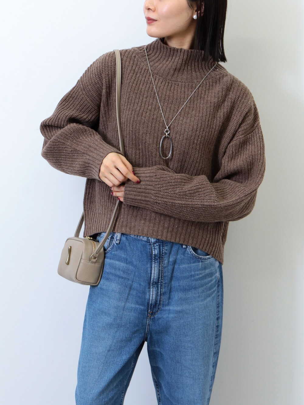 「オトナ女子、ボリューム袖、ニット、デニムパンツ、ショルダーバッグ、ゆるコーデ、ローファー、秋冬コーデ、大人カジュアル、大人コーデ、シンプルコーデ、プチプラ、プチプラコーデ、ミニバッグ、カジュアルコーデ」｜「BEAMS HEARTのBEAMS HEART / ボリュームスリーブ タートルニット プルオーバー（ニット/セーター、ブラウン系）」を使った、kanakoさん（レディース・165cm）の冬コーディネートの3枚目の写真