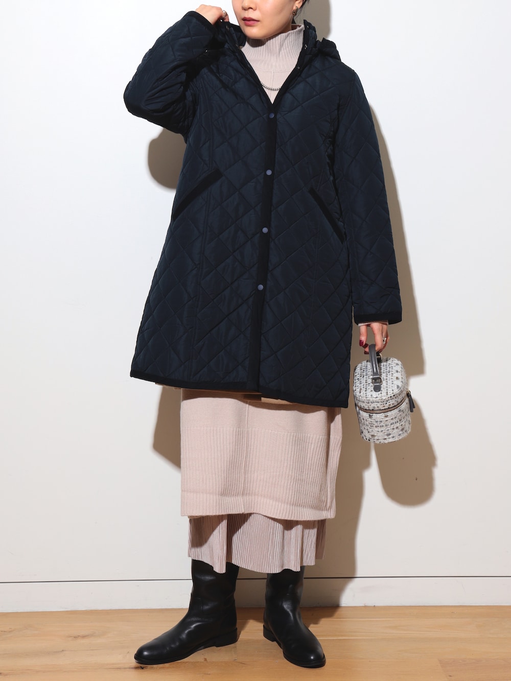 「オトナカジュアル、大人かわいい、キルティング、キルティングコート、ブーツ、ワンピース、ワンピーススタイル、大人コーデ、大人女子、大人ガーリー、ロングコート、いいね、save、フォローお願いします🤑、きれいめカジュアル、ビッグシルエット、ママファッション」｜「BEAMS HEARTのBEAMS HEART / キルティング フードコート（その他アウター、ブルー系）」を使った、kanakoさん（レディース・165cm）の冬コーディネートの2枚目の写真