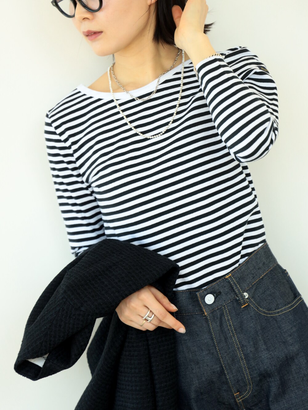 「春のNewスタイル、今日のコーデ、春服、オトナ女子、ボーダー、ボーダートップス、デニムパンツ、グルカサンダル、大人コーデ、いいね、save、フォローお願いします🤑、春のおしゃ見えテクニック、BEAMS、きれいめコーディネート、きれいめカジュアル、大人カジュアル」｜「Demi-Luxe BEAMSのLe minor / マドモアゼル バックUネック カットソー（Tシャツ/カットソー、ブラック系）」を使った、kanakoさん（レディース・165cm）の春コーディネートの2枚目の写真