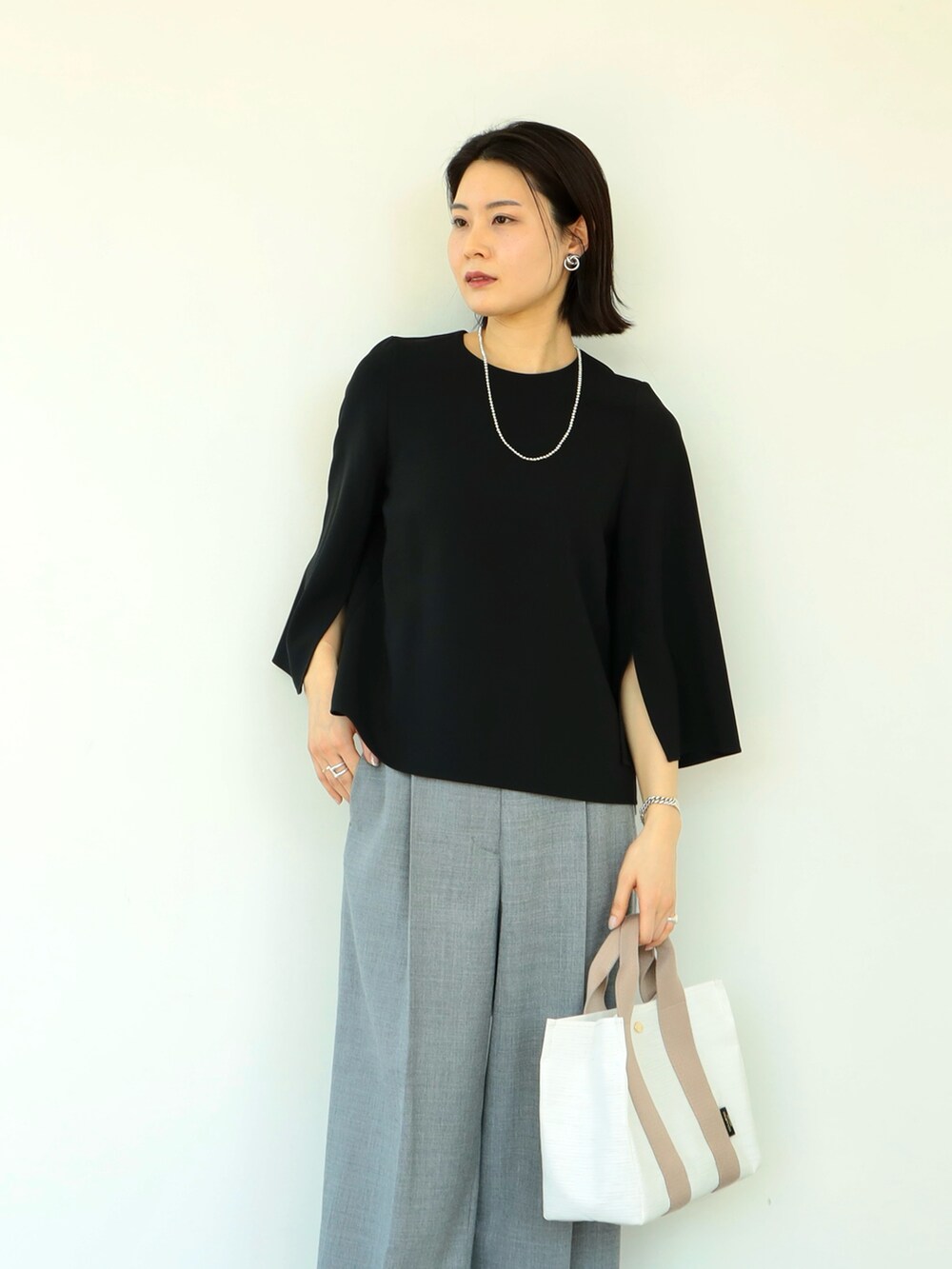 「春のNewスタイル、春服、パンツスタイル、オトナ女子、ブラウス、オフィスカジュアル、セレモニー、オケージョン、お仕事コーデ、通勤コーデ、通勤スタイル、大人女子、ワイドパンツ、大人コーデ、いいね、save、フォローお願いします🤑」｜「Demi-Luxe BEAMSの【セレモニー・フォーマル】Demi-Luxe BEAMS / トリアセ スリットスリーブ プルオーバー＊（シャツ/ブラウス、ブラック系）」を使った、kanakoさん（レディース・165cm）の春コーディネートの2枚目の写真