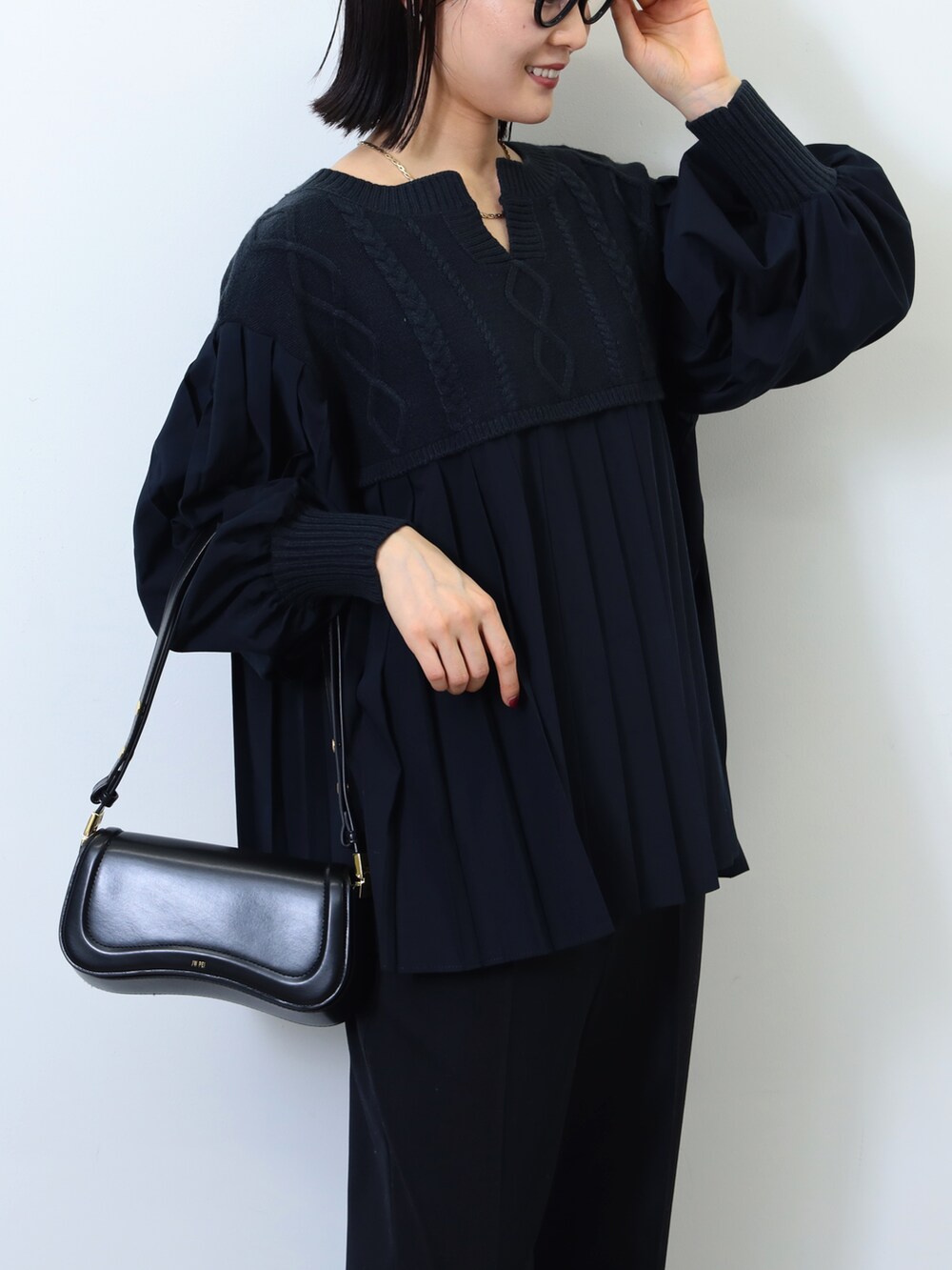 「大人かわいい、ボリューム袖、ニット、モノトーン、モノトーンコーデ、ハンドバッグ、パンツスタイル、いいね、save、フォローお願いします🤑、トレンド、秋冬コーデ、プリーツ、オトナカジュアル、きれいめカジュアル、プチプラ、プチプラコーデ」｜「BEAMS HEARTのBEAMS HEART / ニット コンビ 異素材プルオーバー（ニット/セーター、ブルー系）」を使った、kanakoさん（レディース・165cm）の冬コーディネートの2枚目の写真