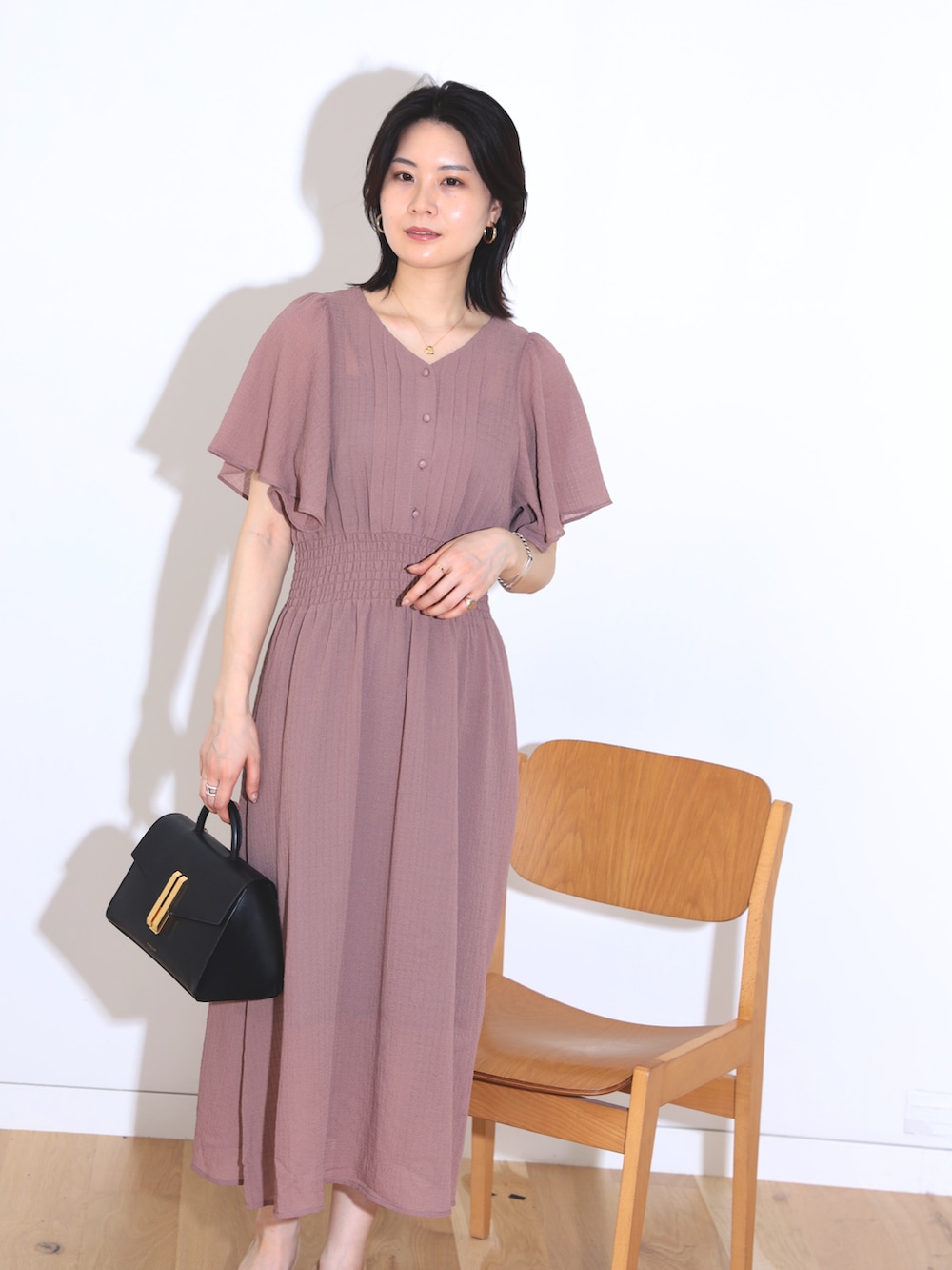 「お呼ばれスタイル、お呼ばれ、結婚式、結婚式二次会スタイル、フレアワンピース、ワンピース、ワンピースコーデ、ピンク、大人ガーリー、大人かわいい、ロングワンピース、オトナカワイイ、いいね、save、フォローお願いします🤑、キレイめ、骨格ナチュラル」｜「BEAMS HEARTのBEAMS HEART / 袖フレア ワンピース（ワンピース、ピンク系）」を使った、kanakoさん（レディース・165cm）の夏コーディネートの2枚目の写真
